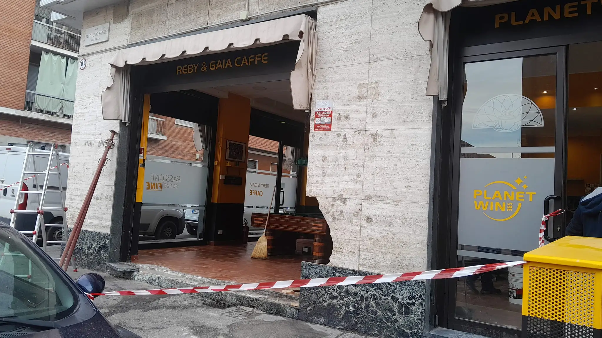 Zničená kaviareň po náraze auta