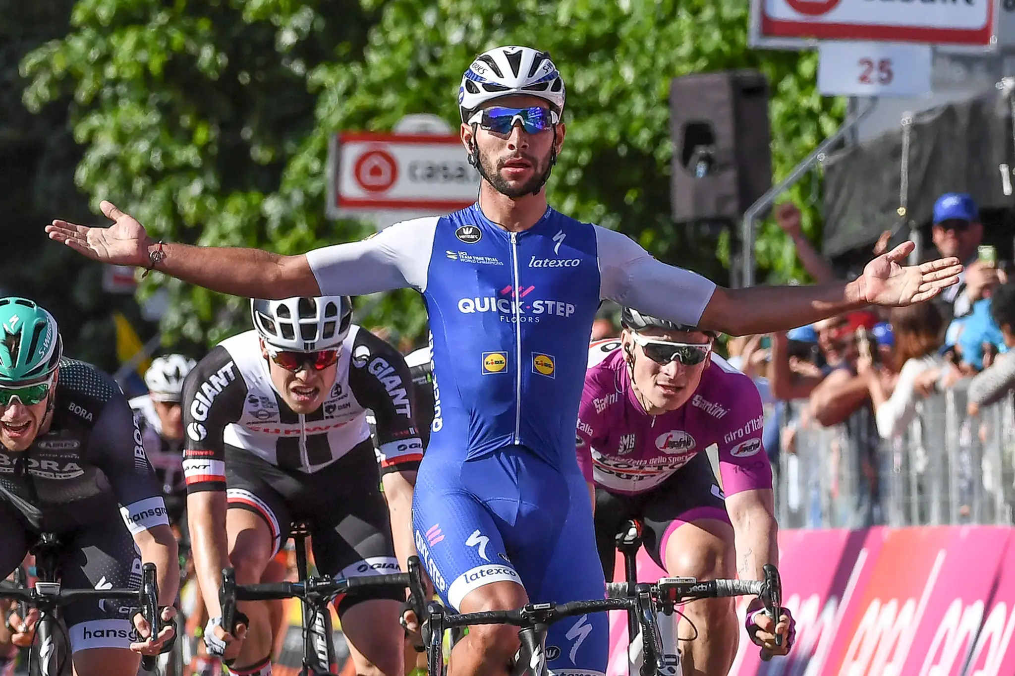 Kolumbijčan Fernando Gaviria sa raduje z víťazstva v piatej etape jubilejného stého ročníka Giro d'Italia.