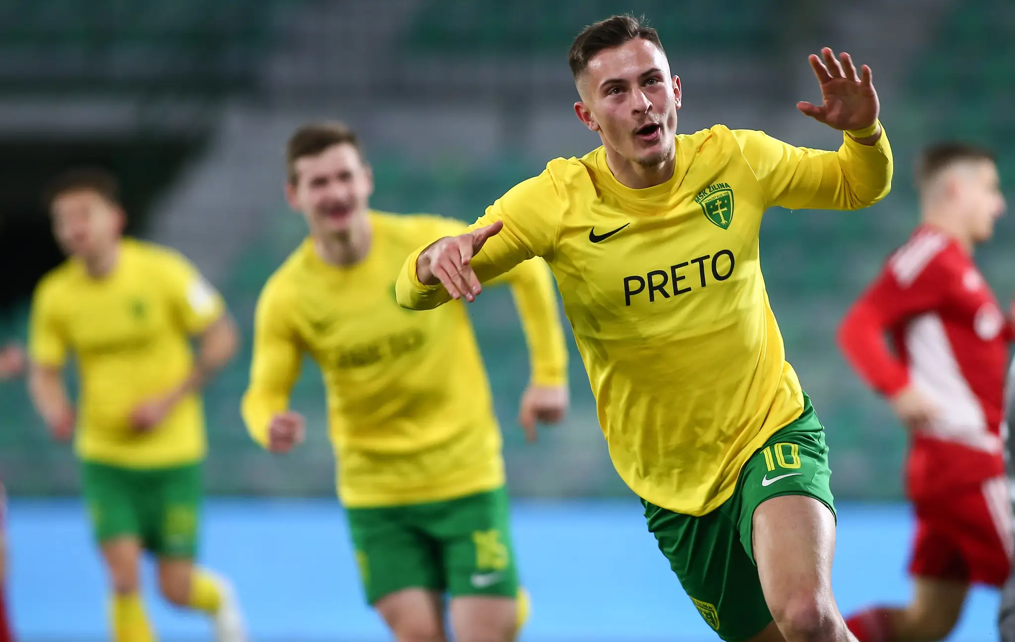 Adrián Kaprálik sa teší po strelení gólu