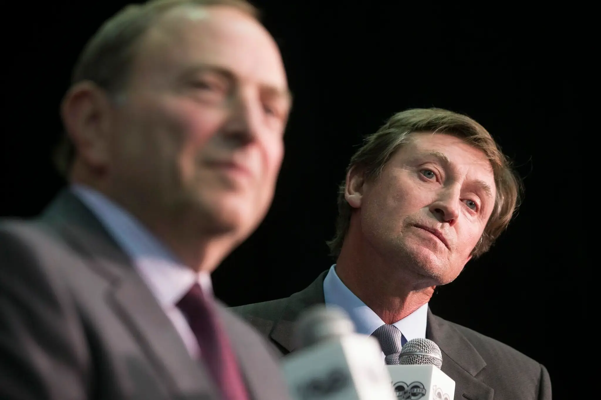 Komisár NHL Gary Bettman a Wayne Gretzky.