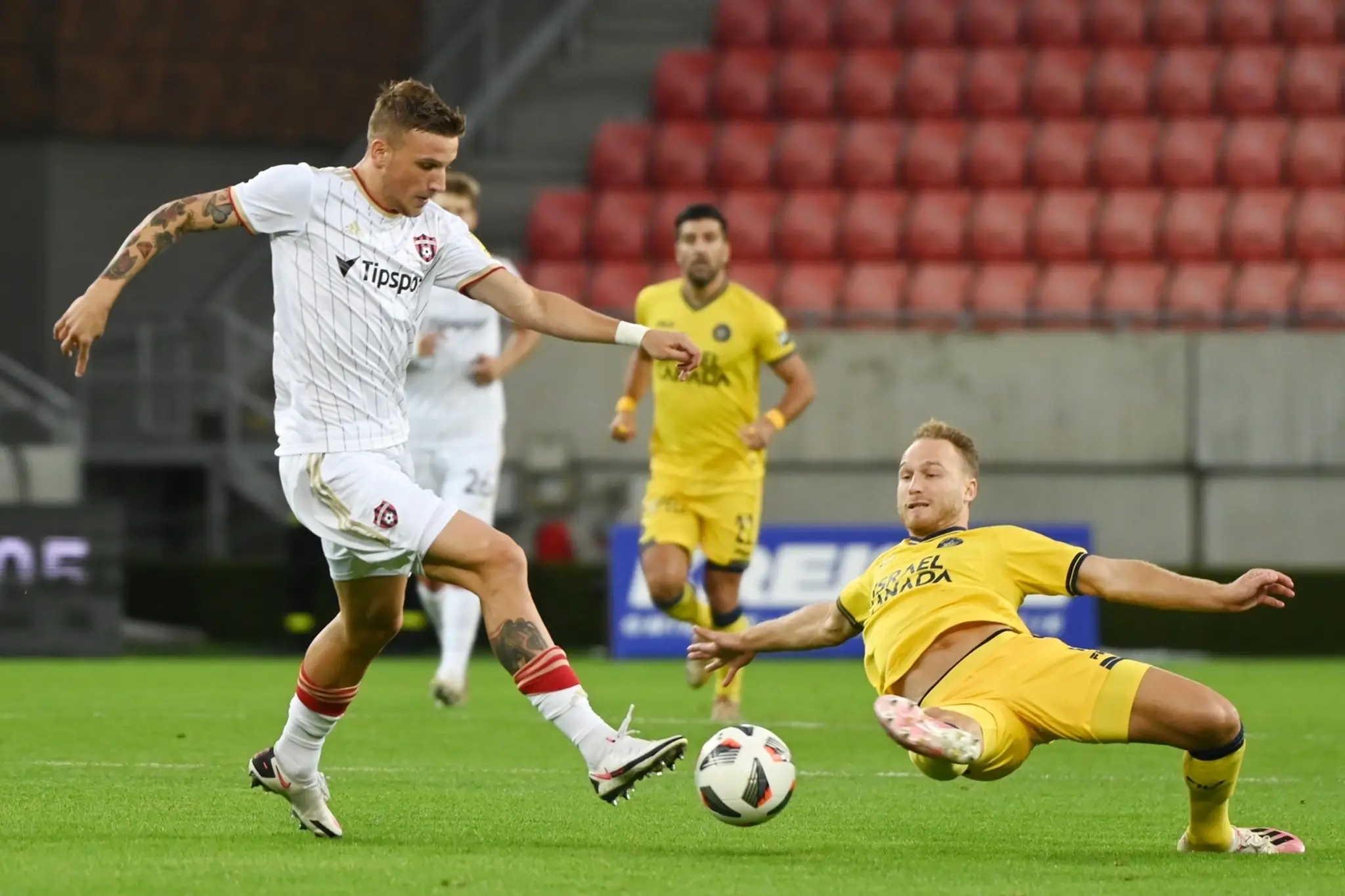 Trnavčan Milan Ristovski (vľavo) a Dan Glaze z Maccabi bojujú o loptu v 3. predkole Európskej konferenčnej ligy.