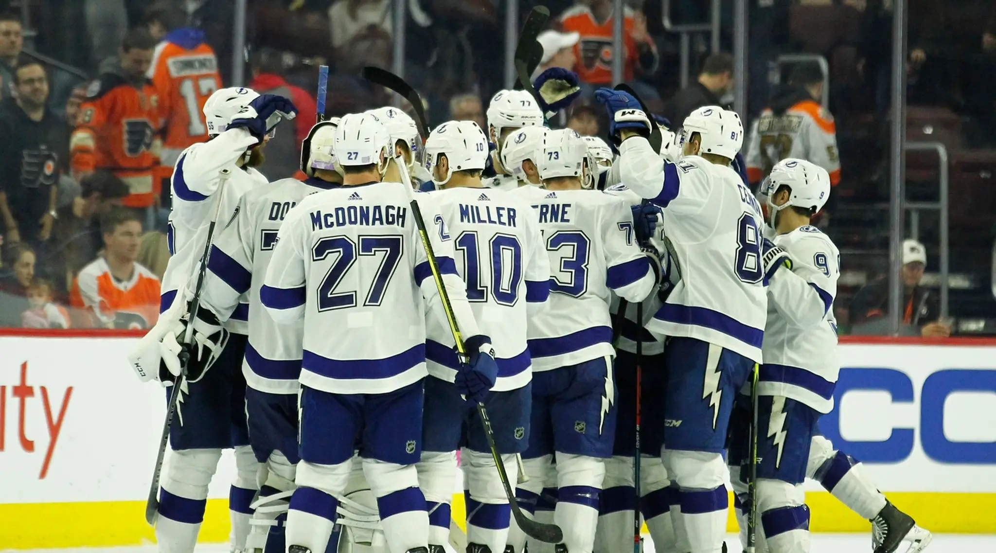 Hráči Tampa Bay oslavujú výhru nad Philadelphiou.