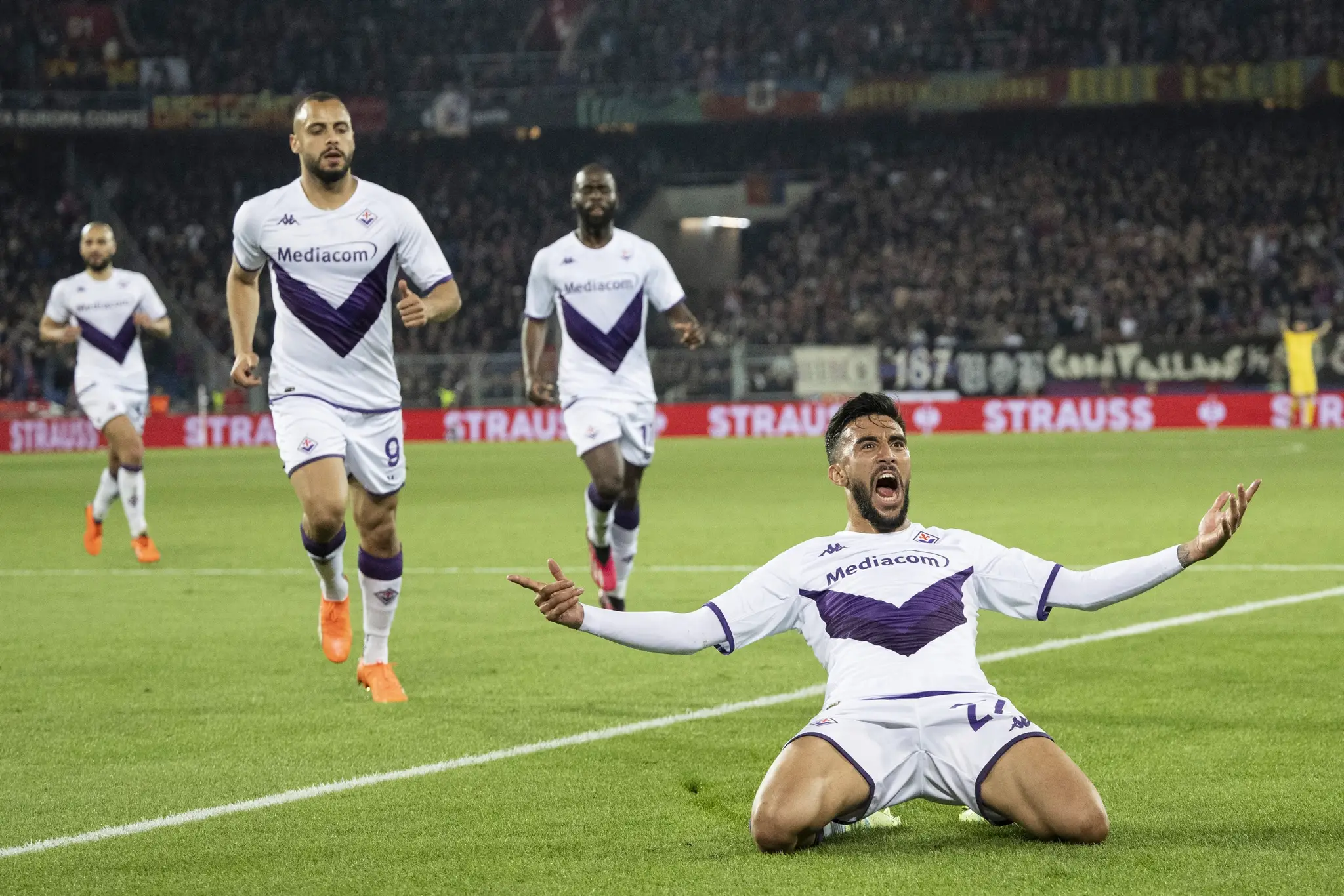 Nicolas Gonzalez z Fiorentiny oslavuje gól v odvete semifinále EKL na pôde Bazileja.