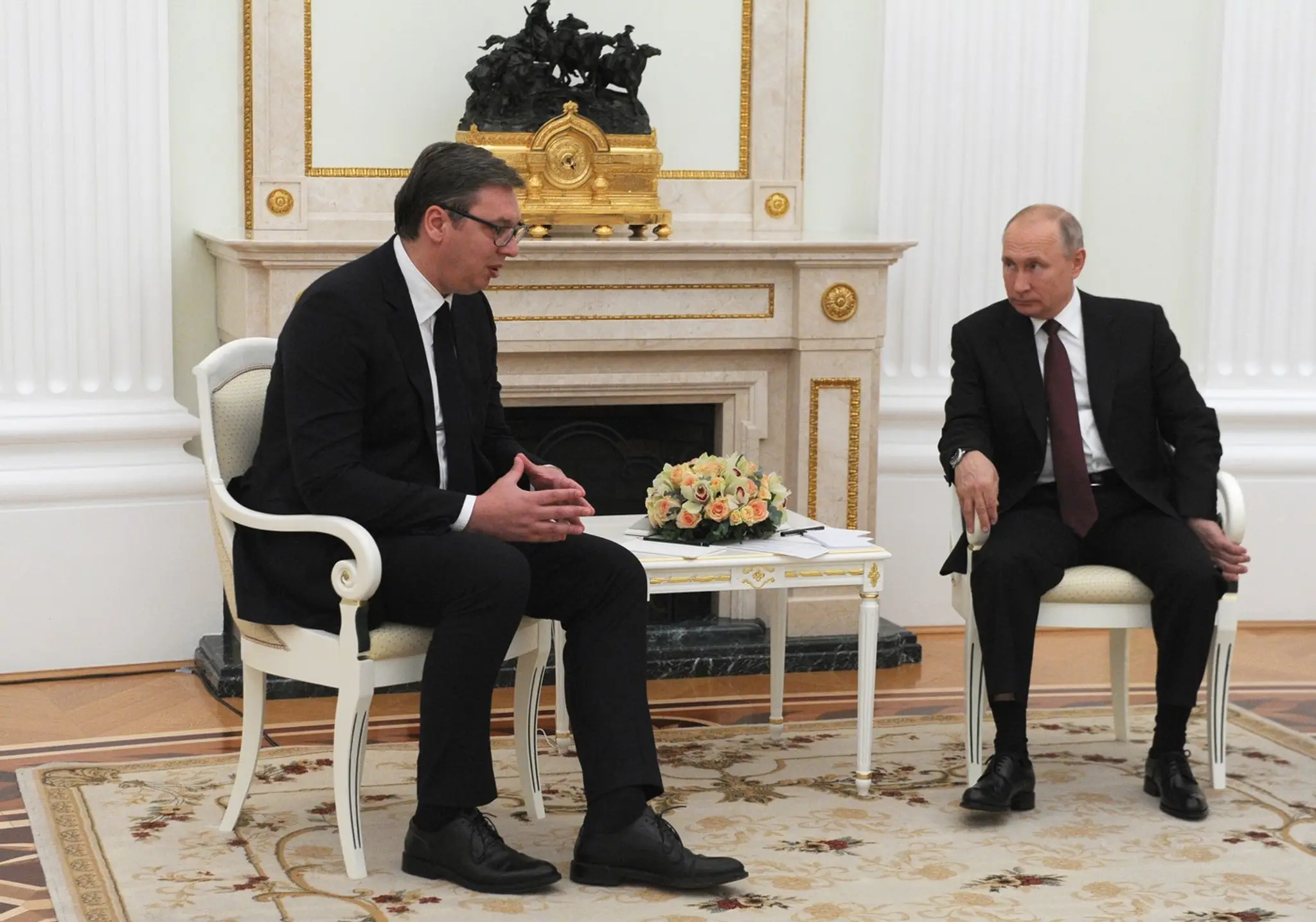 Srbský prezident Aleksandar Vućič a jeho ruský náprotivok Vladimir Putin počas stretnutia v Kremli.