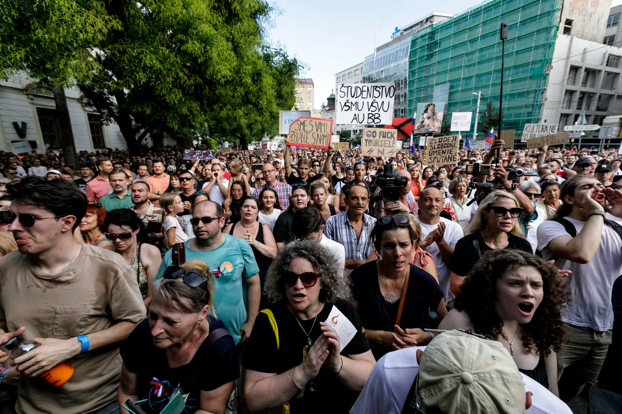 Na snímke protestné zhromaždenie kultúrnej obce a verejnosti pred Ministerstvom kultúry na Námestí SNP v Bratislave.