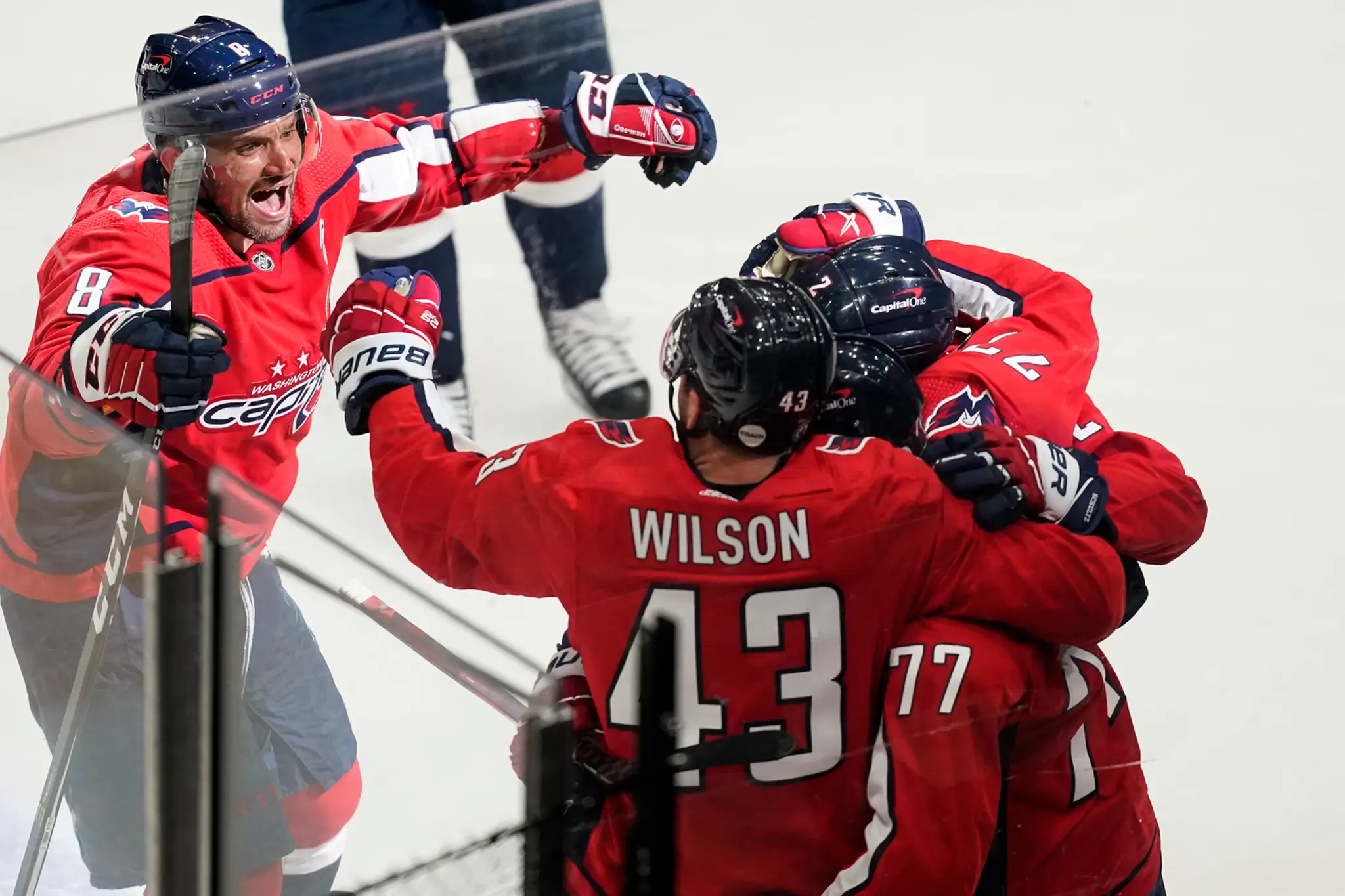 Zľava Alex Ovečkin, Tom Wilson a T.J. Oshie z Washingtonu oslavujú gól v prvom dueli 1. kola play off proto Bostonu.