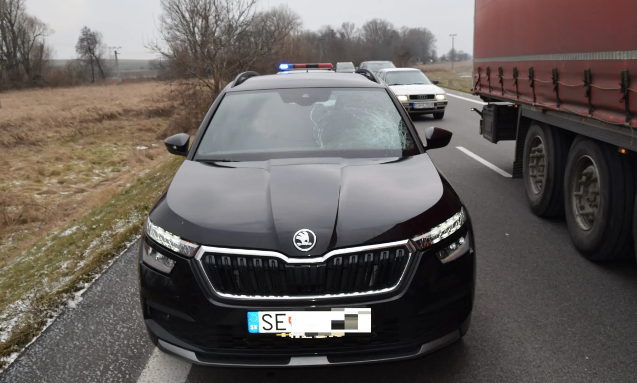 Ľad z auta poškodil ďalšiemu vodičovi vozidlo.