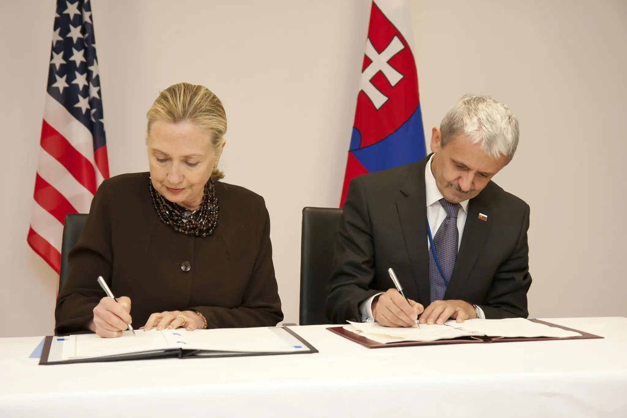Americká ministerka zahraničných vecí Hillary Clintonová a Mikuláš Dzurinda podpísali 7. decembra 2011 Spoločný akčný plán vlády SR a vlády USA na boj proti nelegálnemu nakladaniu s jadrovými a rádioaktívnymi materiálmi.
