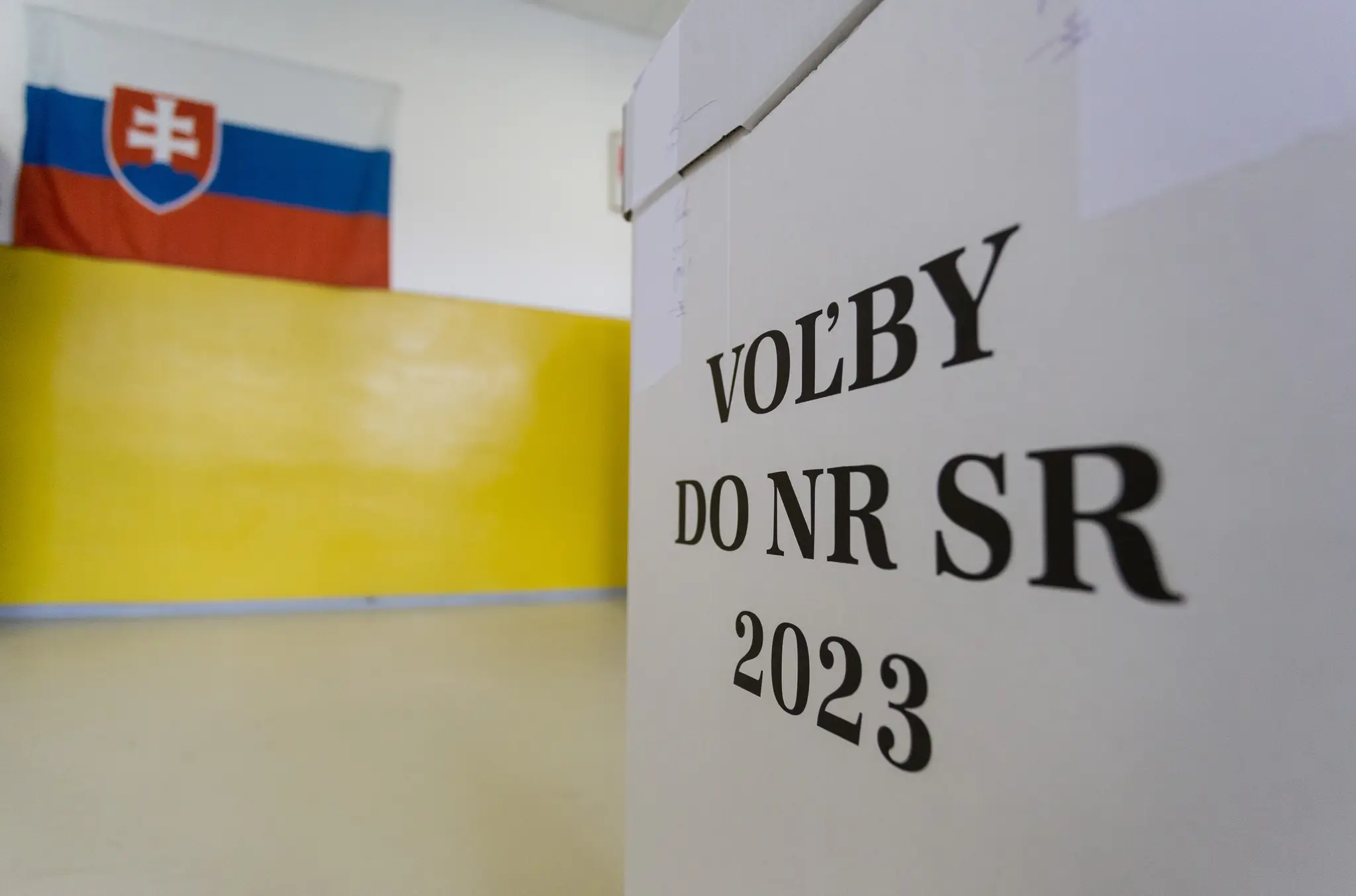 Na snímke zástava Slovenskej republiky s volebnou schránkou v priestoroch základnej školy v pohraničnej obci Čierne.