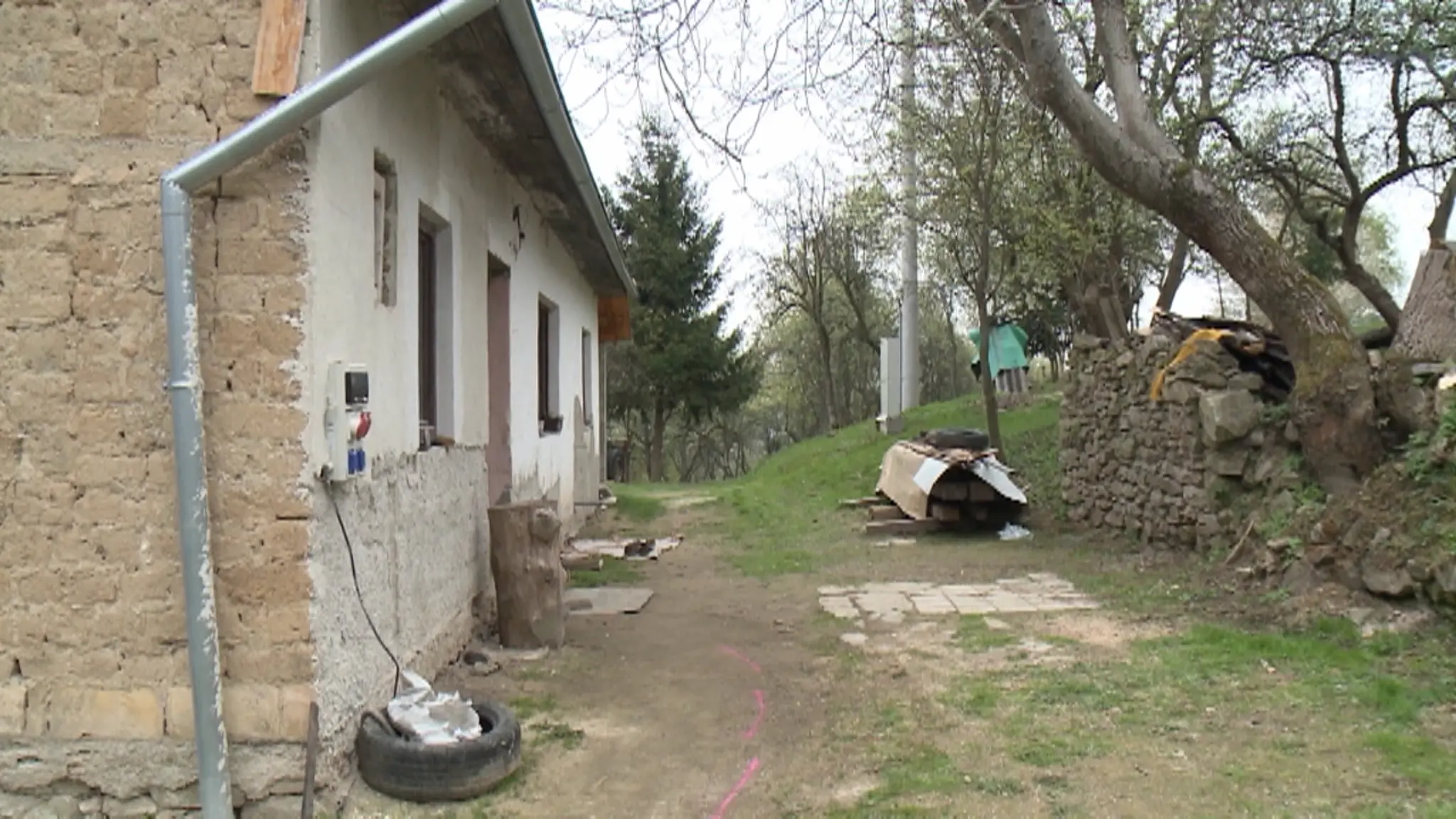 Skrvavené telo ležalo pred domom.