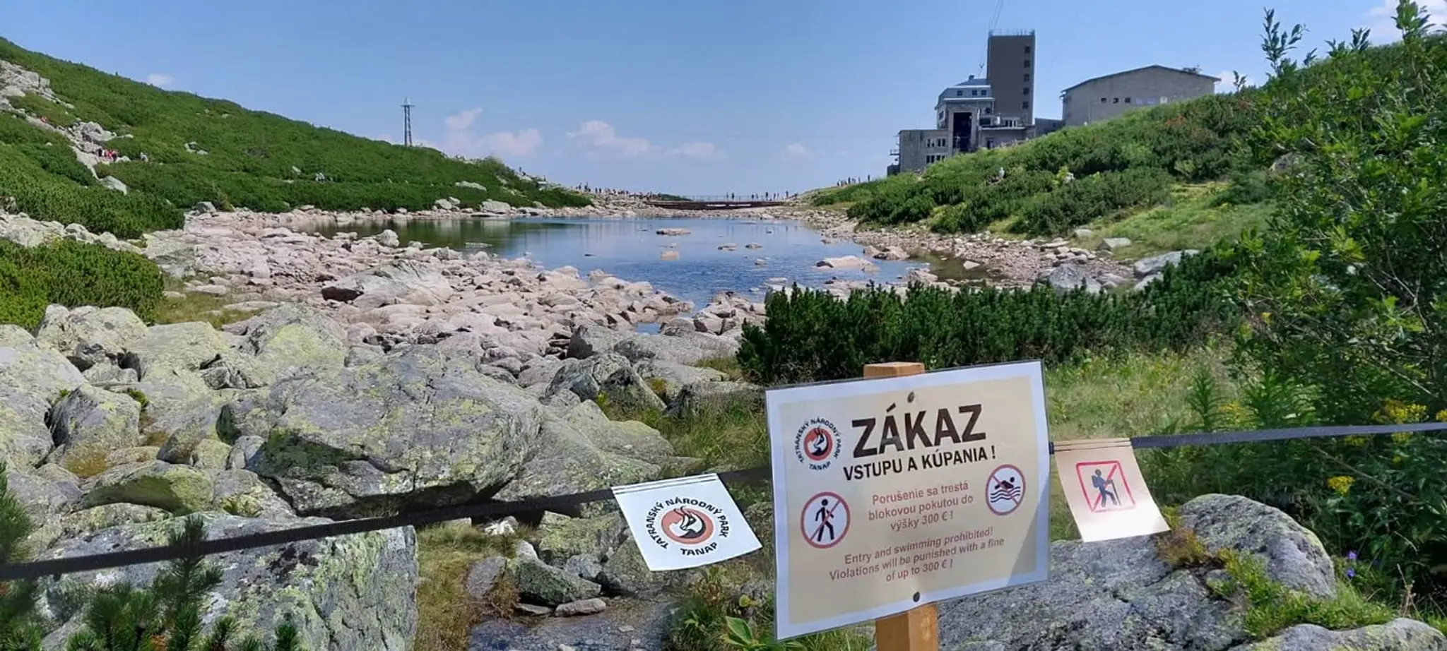 Kúpanie v tatranských plesách zostáva zakázané.