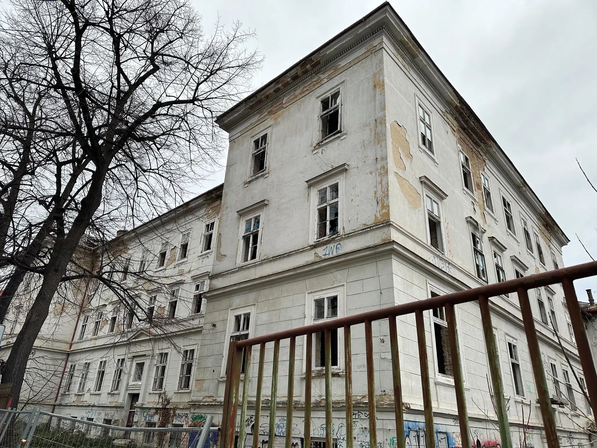 Zničená budova bývalej pôrodnice na Zochovej