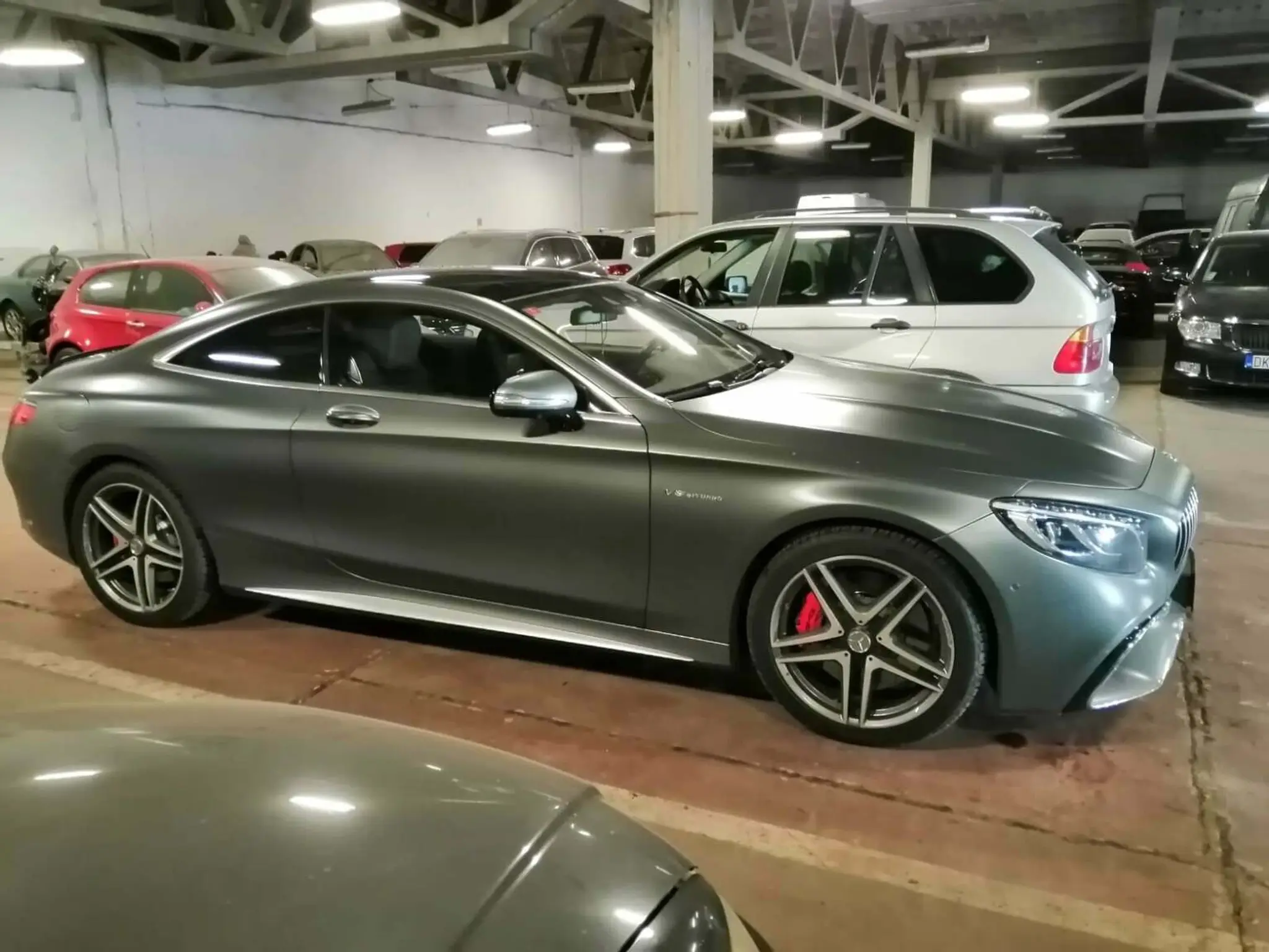 Zadržané luxusné auto políciou počas medzinárodnej akcie. 