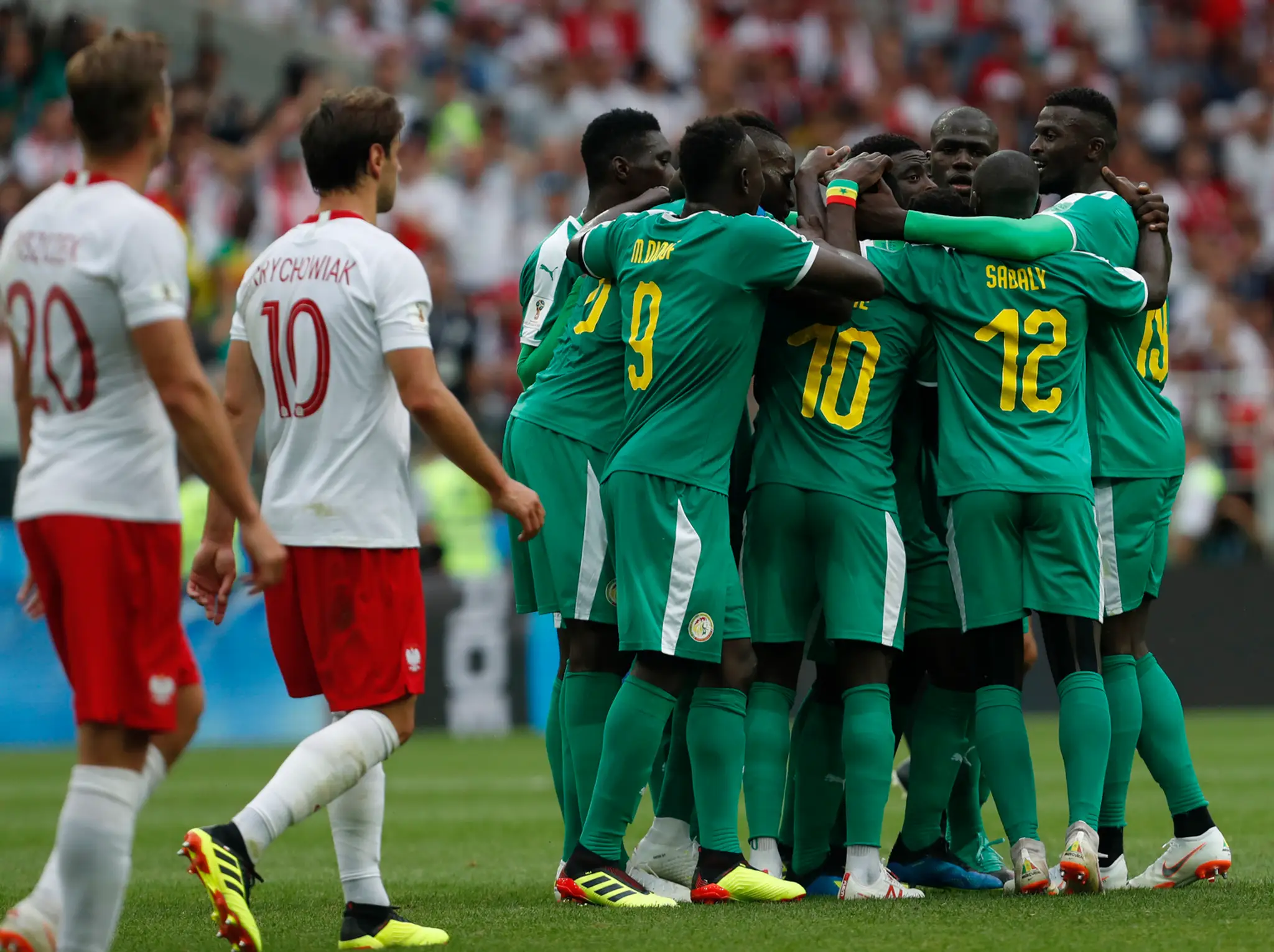 Senegalský hráč Idrissa Gana Gueye oslavuje so spoluhráčmi svoj gól v zápase s Poľskom.