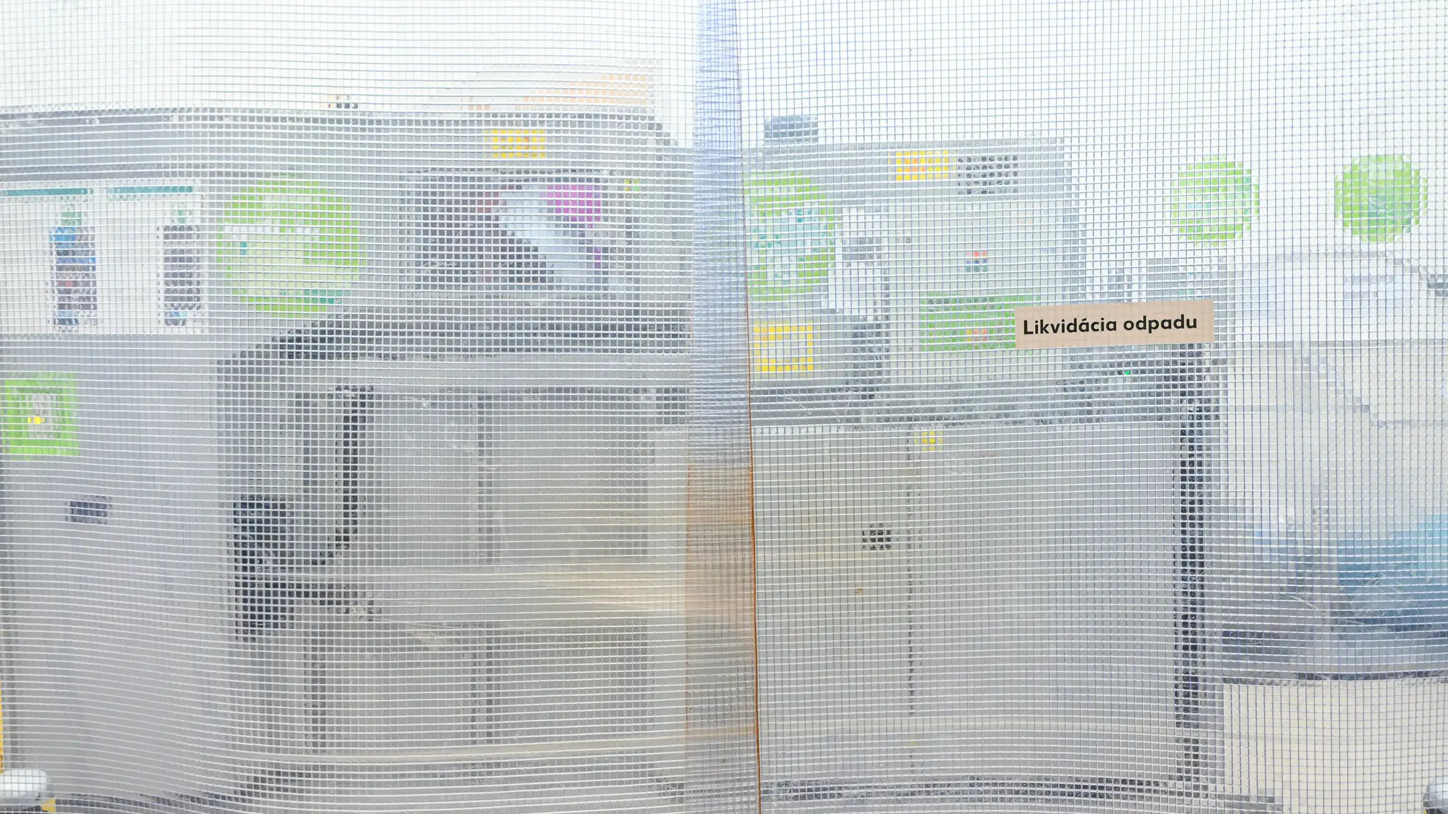 Miesto, kde zamestnanci vyhadzujú špinavé obaly.