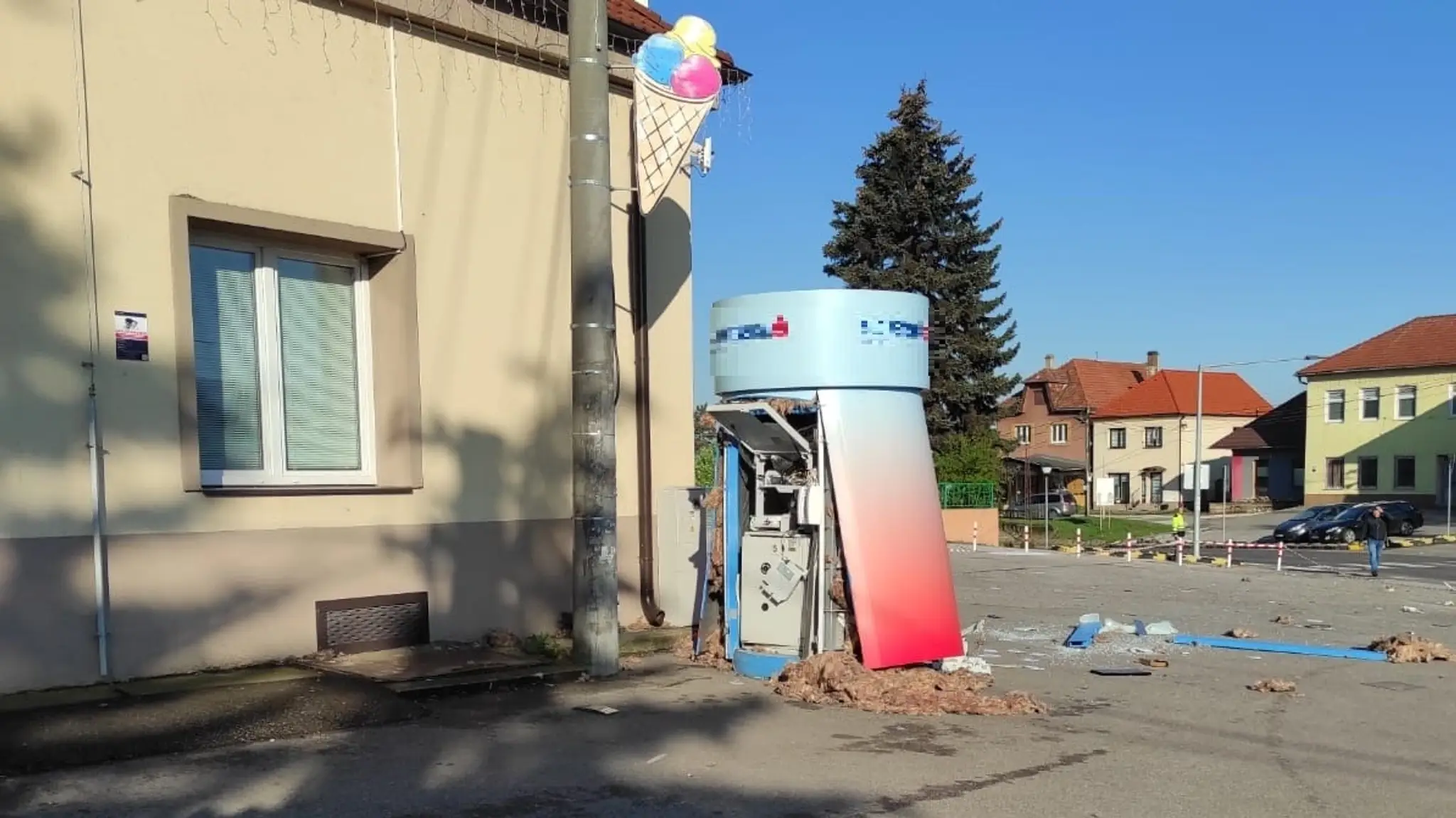 Po výbuchu zničený bankomat.