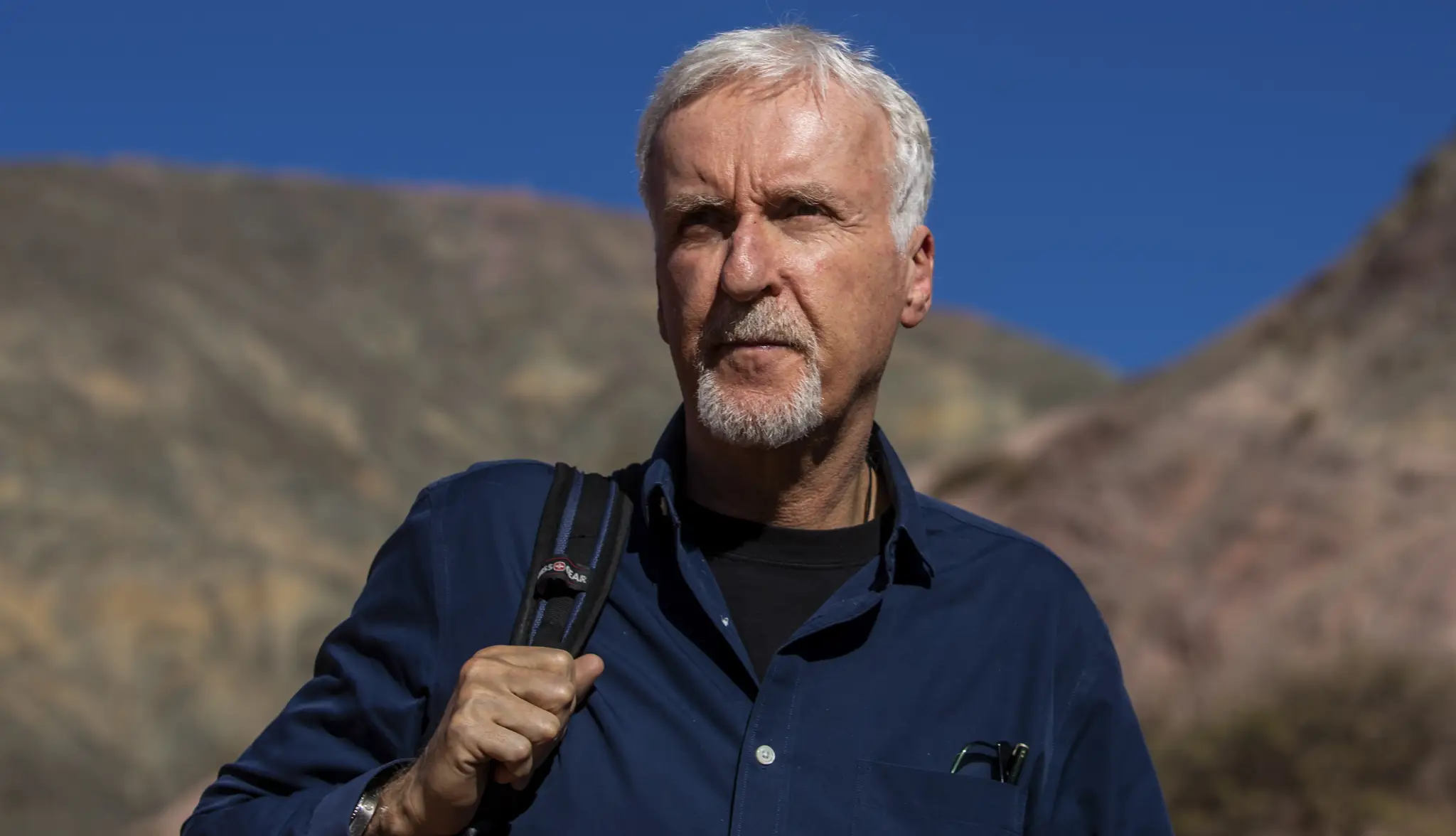 Kanadský režisér James Cameron kráča v argentínskom meste Purmamarca 8. júna 2023.
