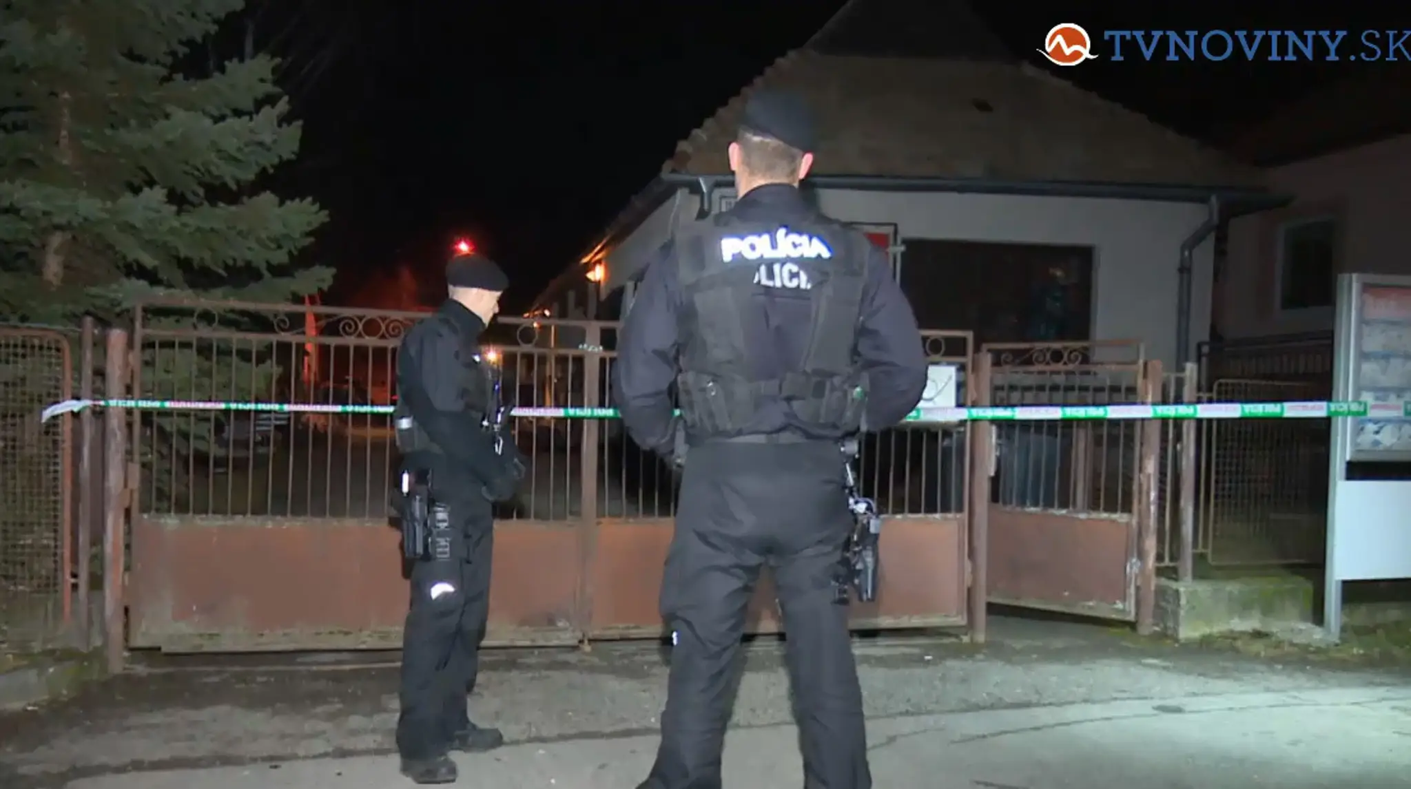 Brutálny prepad vo Veľkom Krtíši. Maskovaní muži spôsobili rodine s deťmi peklo