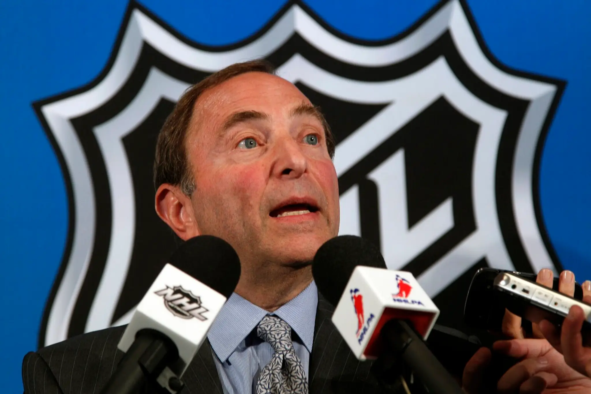 Komisár NHL Gary Bettman počas brífingu po stretnutí s predstaviteľmi Asociácie hráčov NHL.
