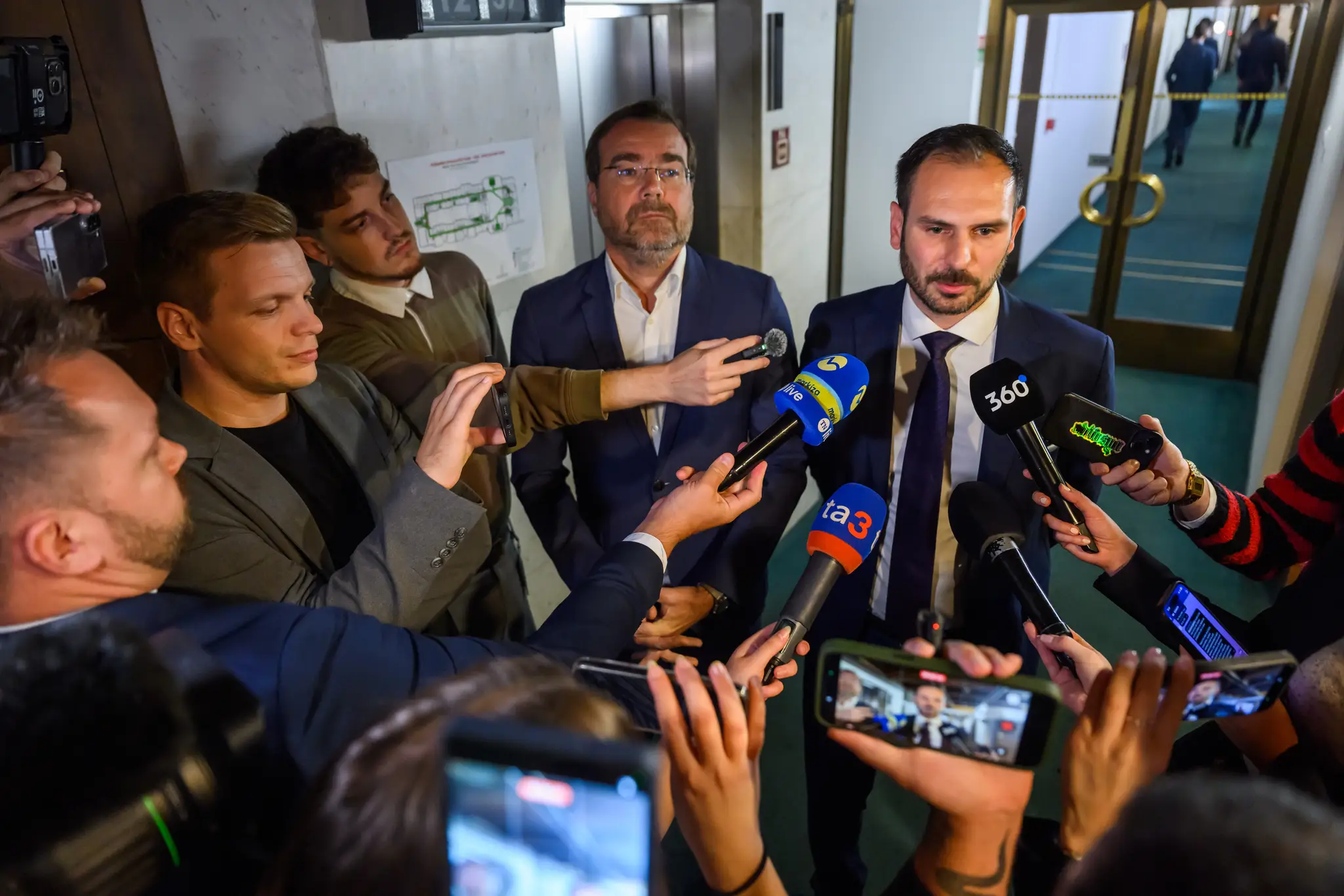 Na snímke poslanci NRSR uprostred zľava Marek Krajčí a Rastislav Krátky (obaja Slovensko).