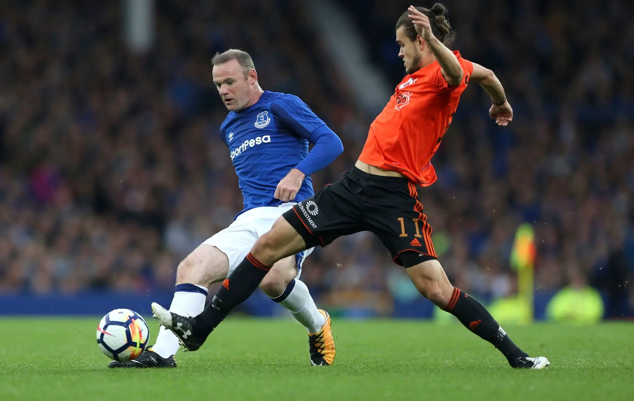 Wayne Rooney v súboji o loptu s Matejom Kochanom.