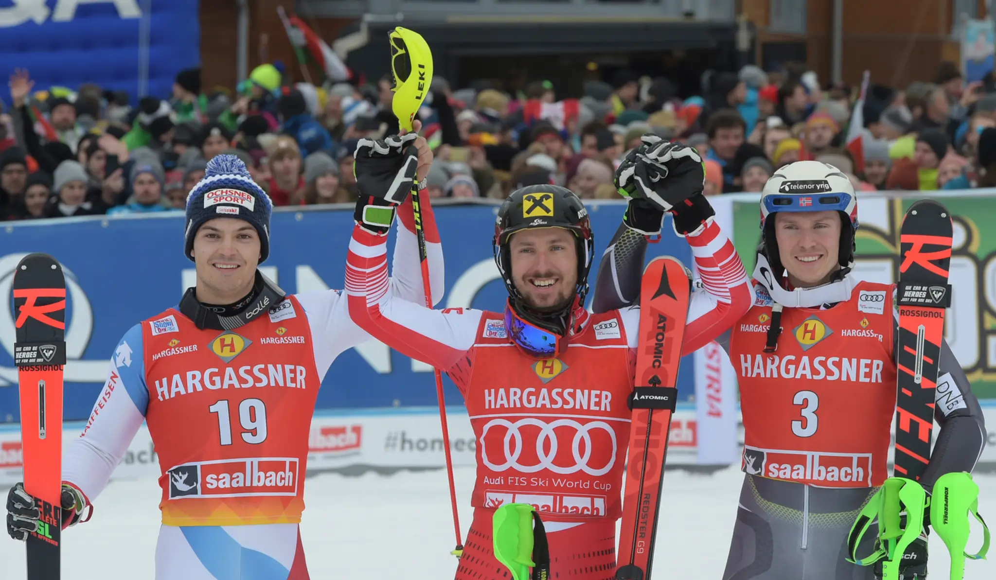 Marcel Hirscher (uprostred) sa raduje z víťazstva v slalome Svetového pohára v Saalbach-Hinterglemme.
