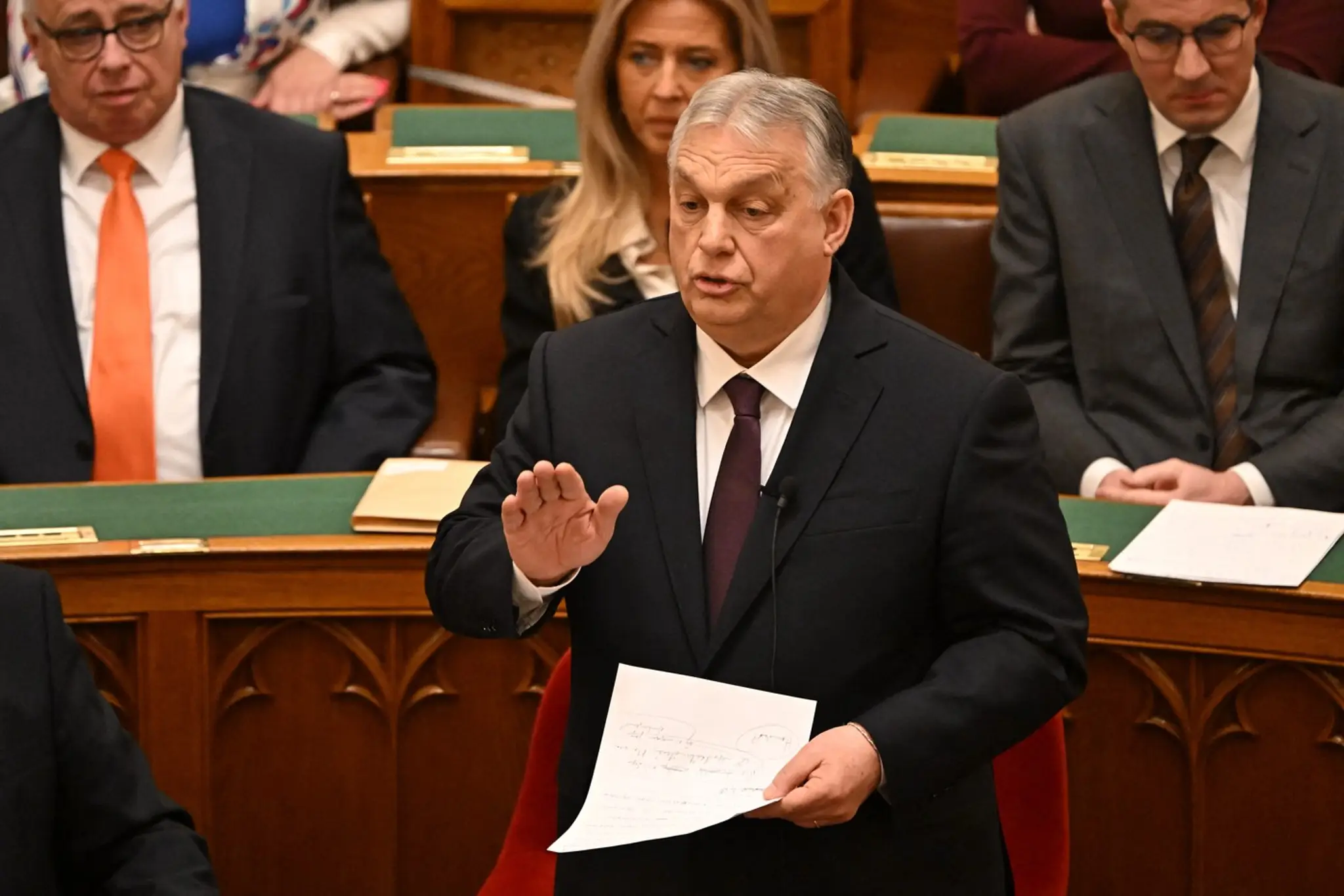 Maďarský premiér Viktor Orbán gestikuluje počas prejavu v hlavnej sále budovy parlamentu. 