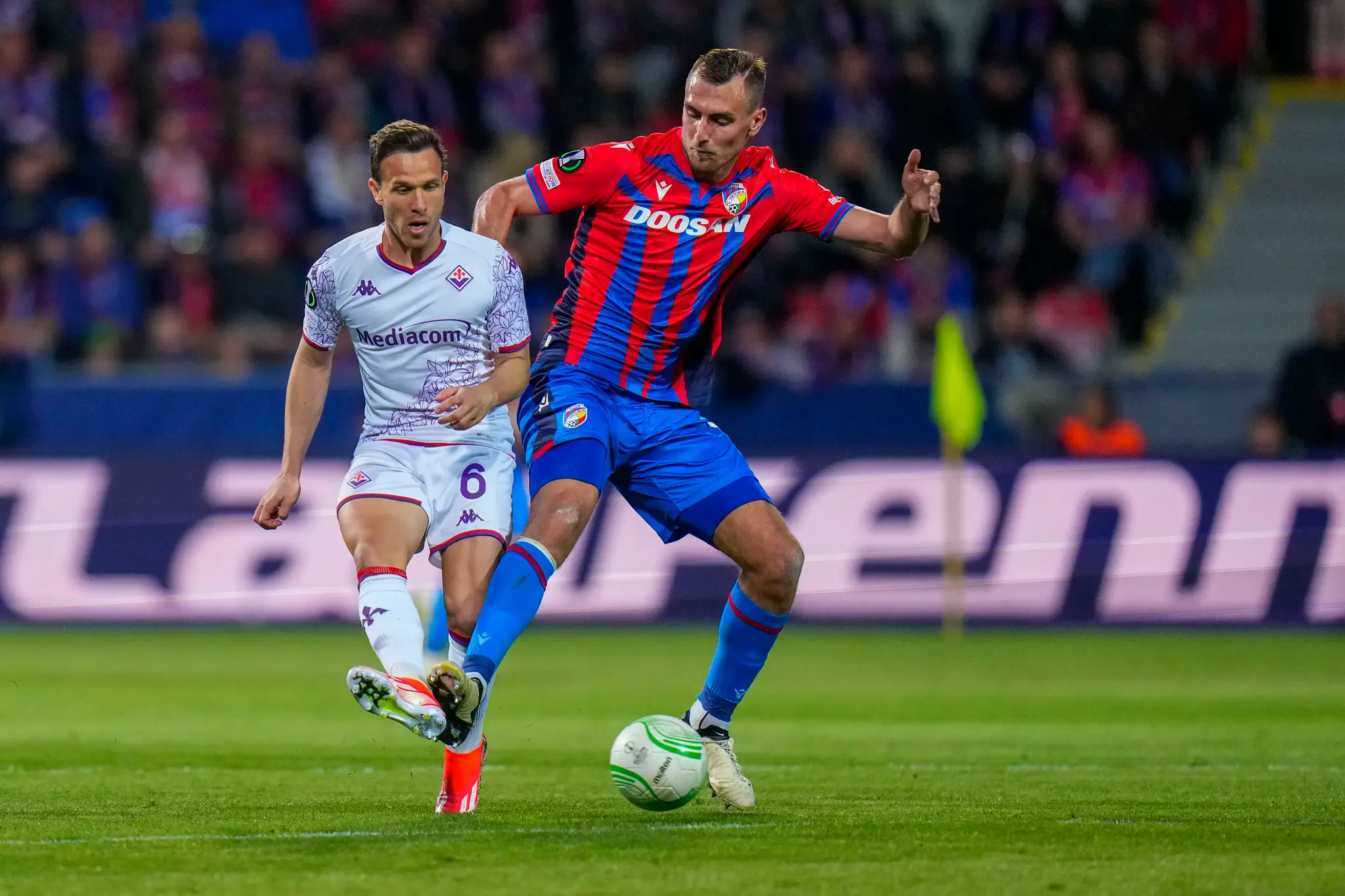 Futbalista Plzne Tomáš Chorý (vpravo) a hráč Fiorentiny Arthur bojujú o loptu.