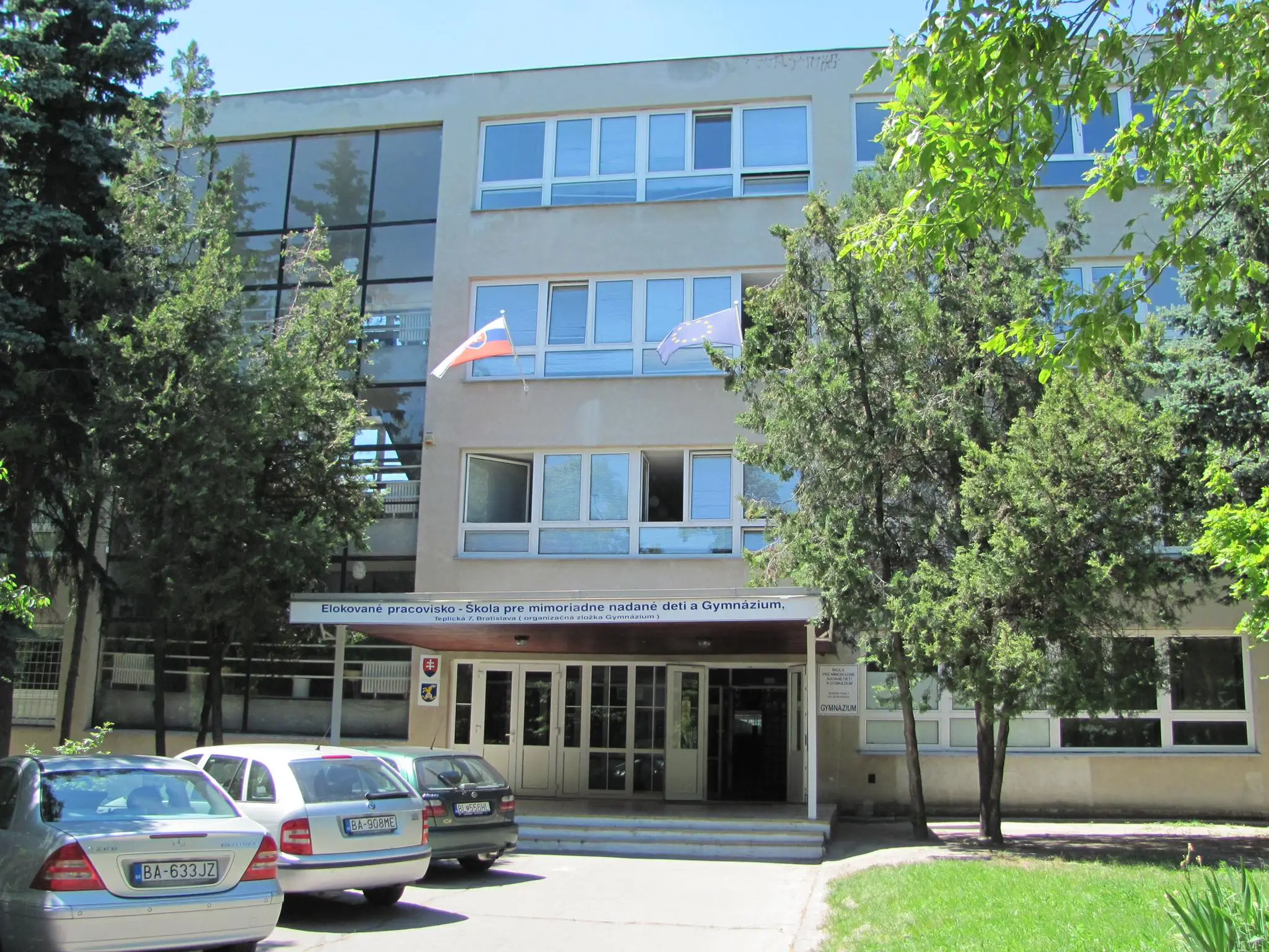 Škola pre mimoriadne nadané deti a Gymnázium v Bratislave.