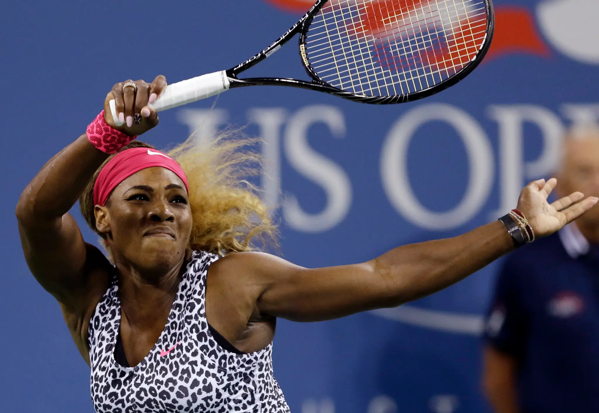 Serena Williamsová odvracia loptičku v štvrťfinále US Open proti Flavii Pennettovej.