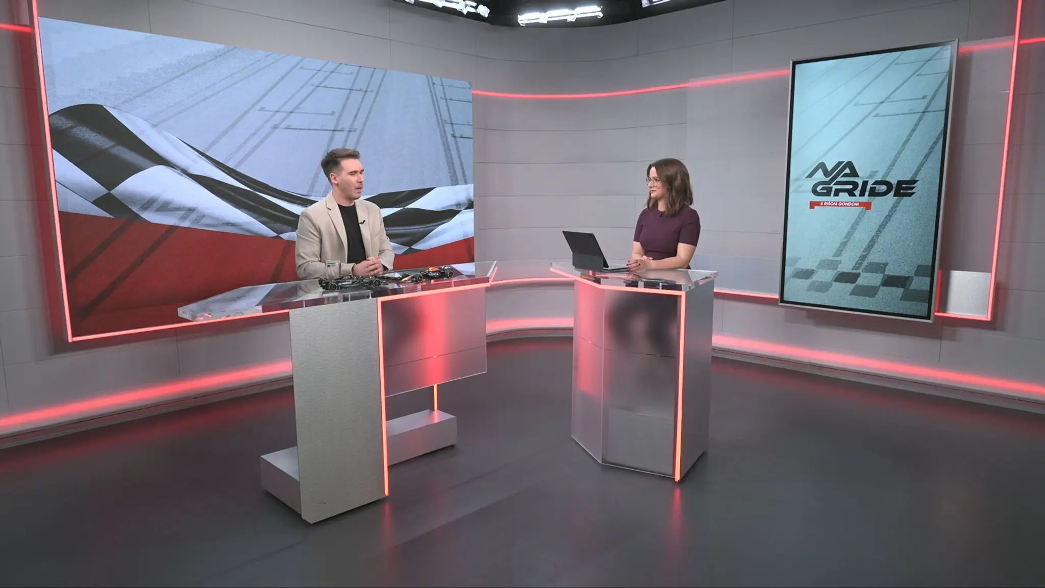 Rišo Gonda a moderátorka Soňa Kolcunová v štúdiu TN live.