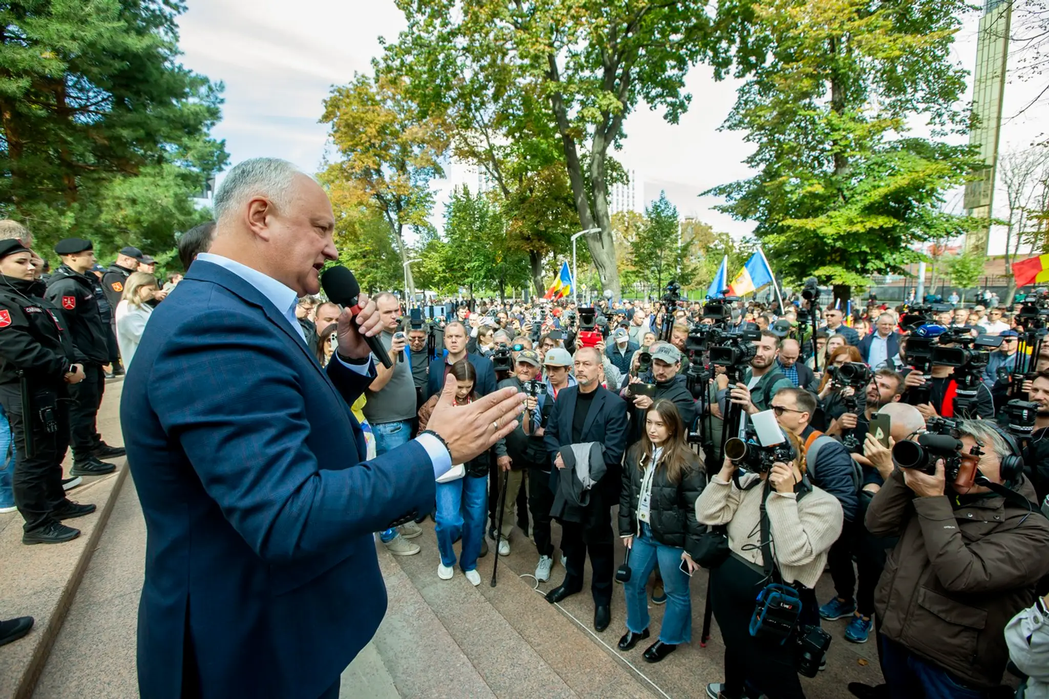 Šéf vlasteneckého bloku Igor Dodon reční na protest ľudí nespokojných s výsledkom volieb.