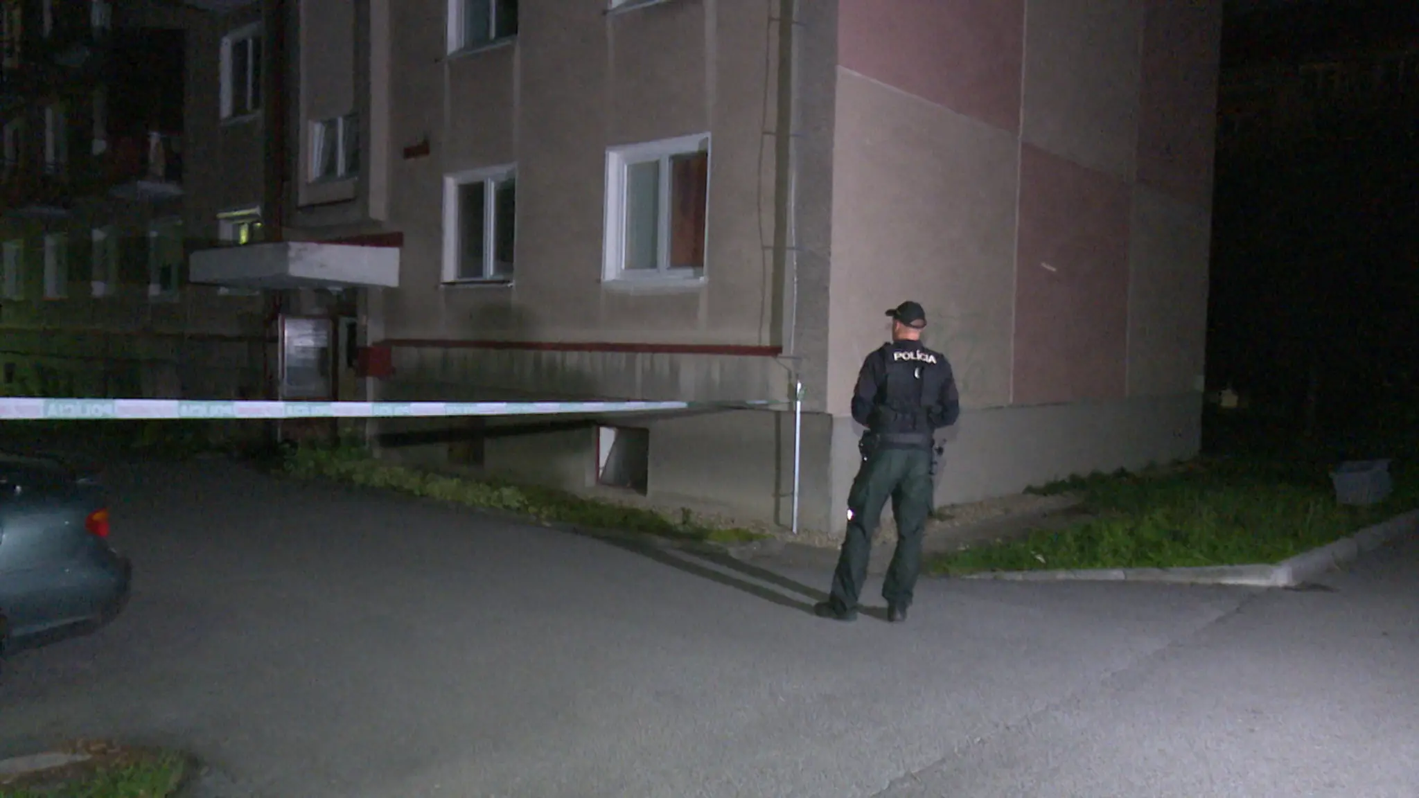 Policajti našli dobodané telo ženy.