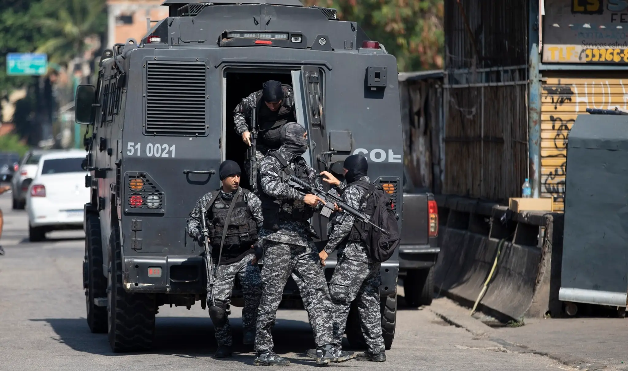 Policajti vystupujú z obrneného vozidla počas operácie proti obchodníkom s drogami vo favele Jacarezinho v Riu de Janeiro.