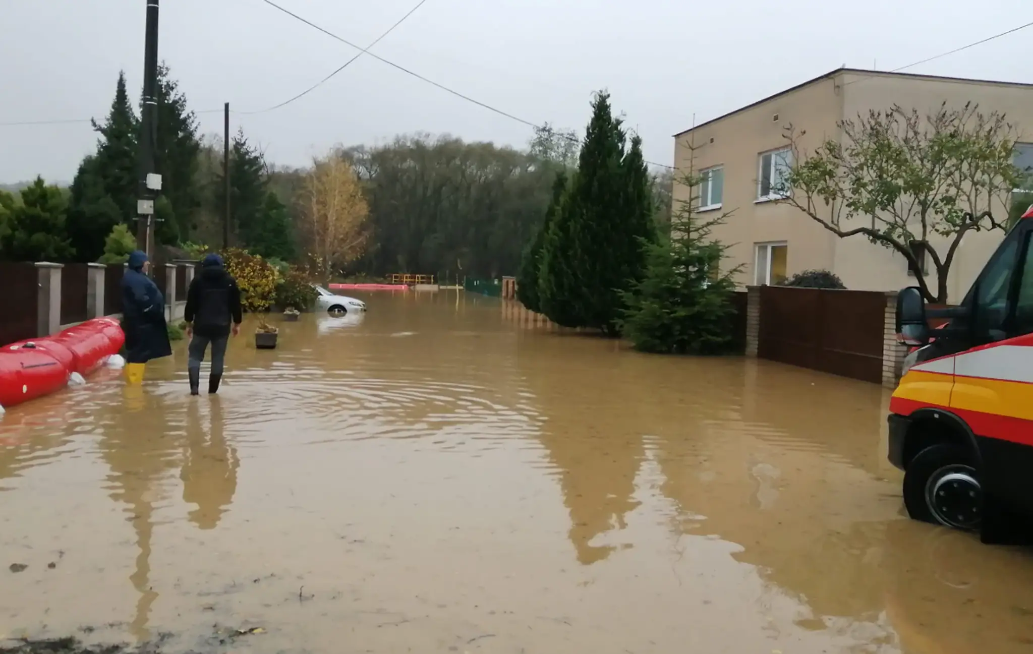 Zaplavená cesta v obci Paňovce.