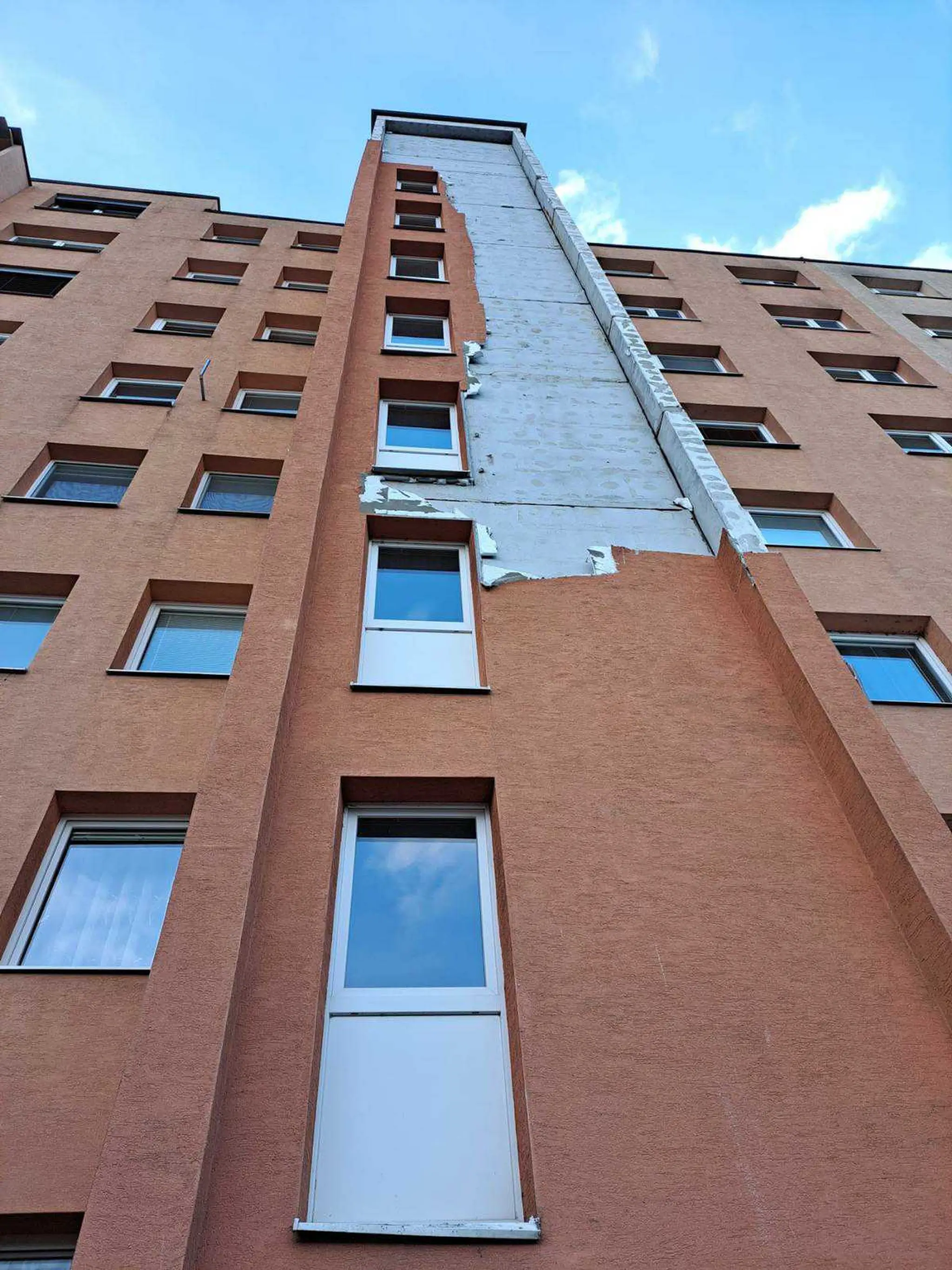 Silný vietor v Trnave strhol kusy zateplenia
