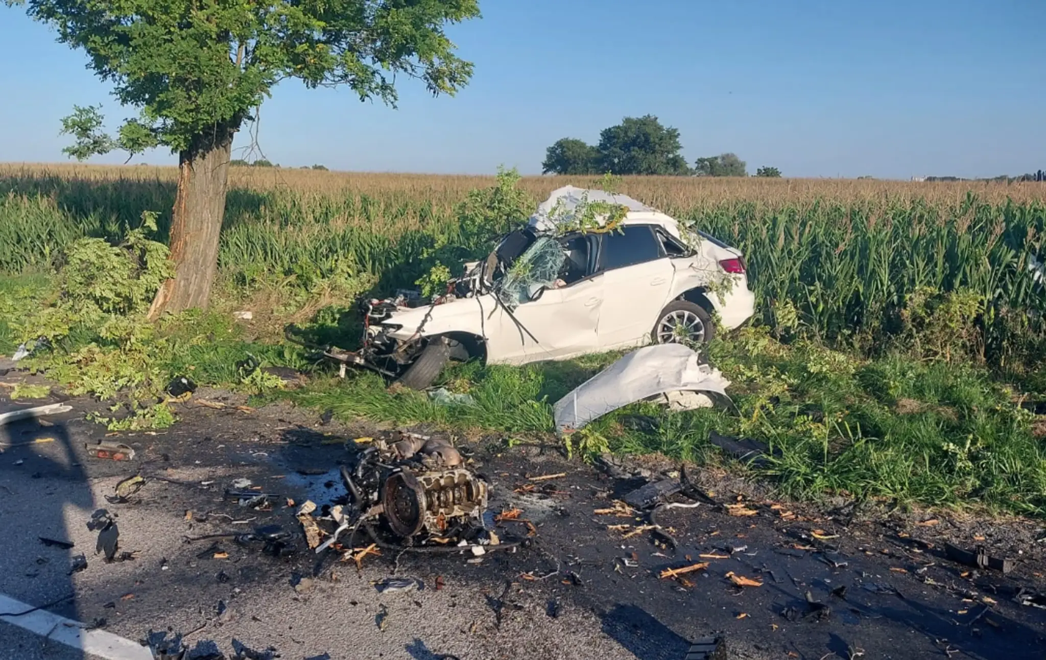 Na snímke zábery po tragickej nehode pri Dunajskej Strede.