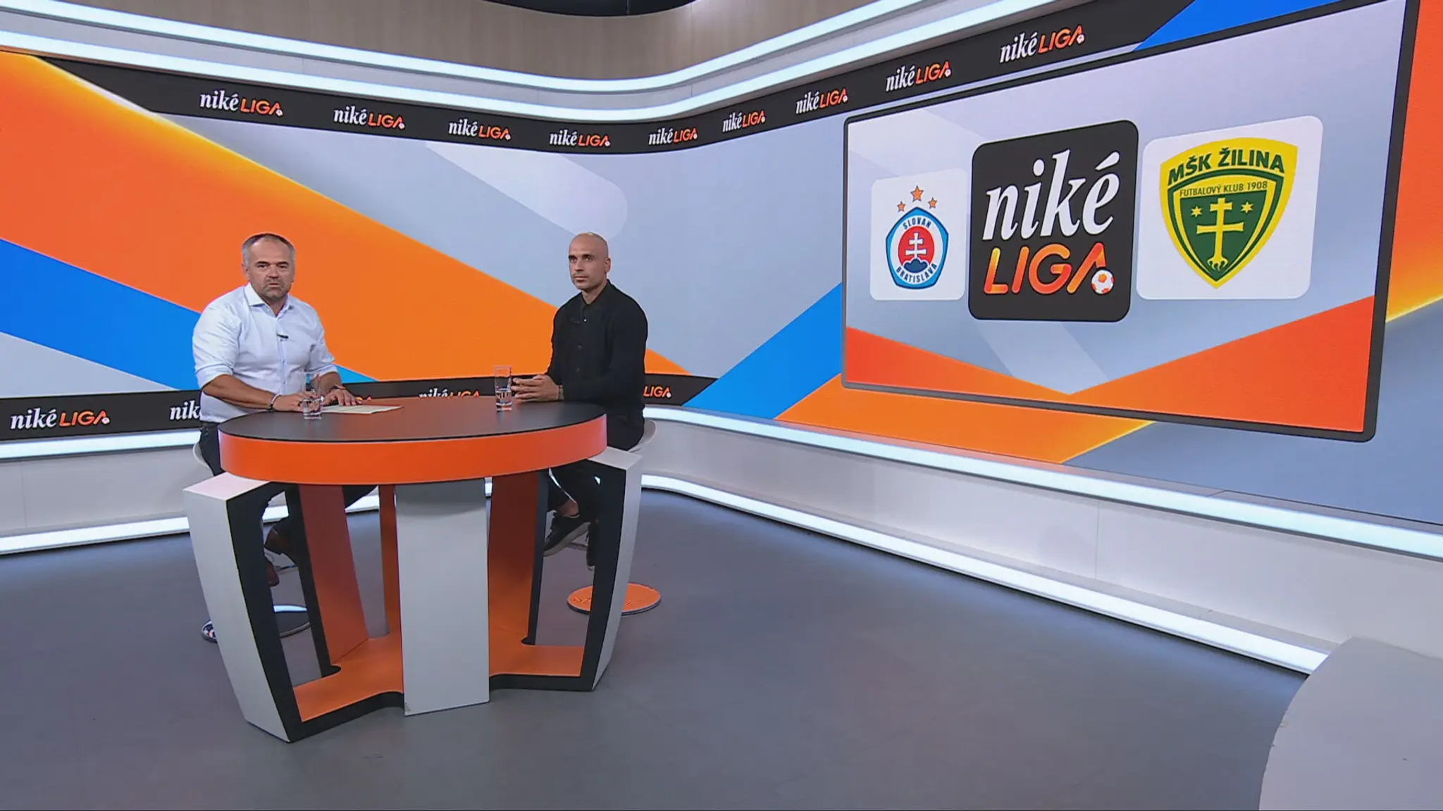 Moderátor Slávo Jurko so svojím hosťom Jurajom Piroskom.