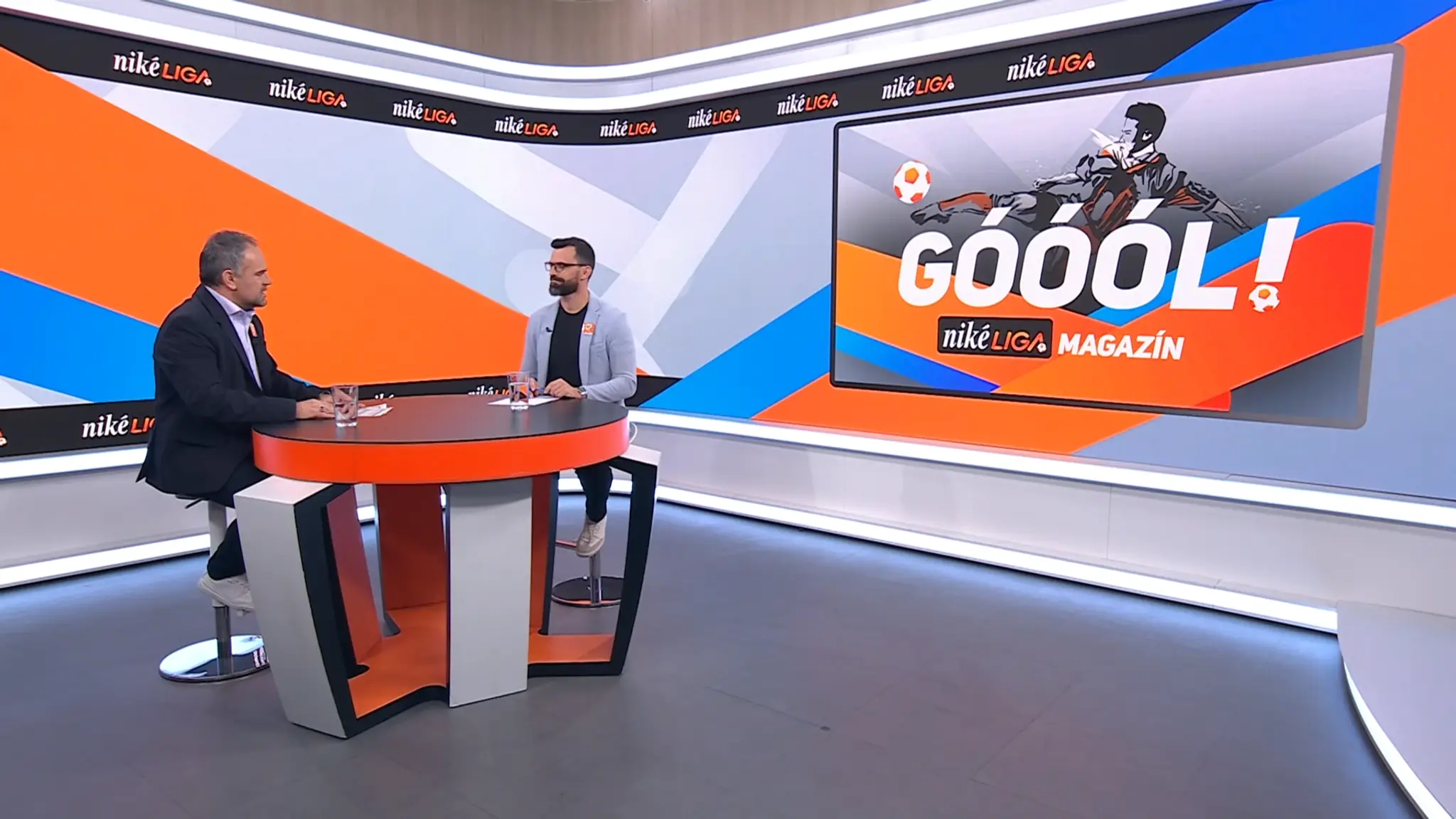 Moderátor Slavo Jurko a futbalový expert Martin Mikulič.