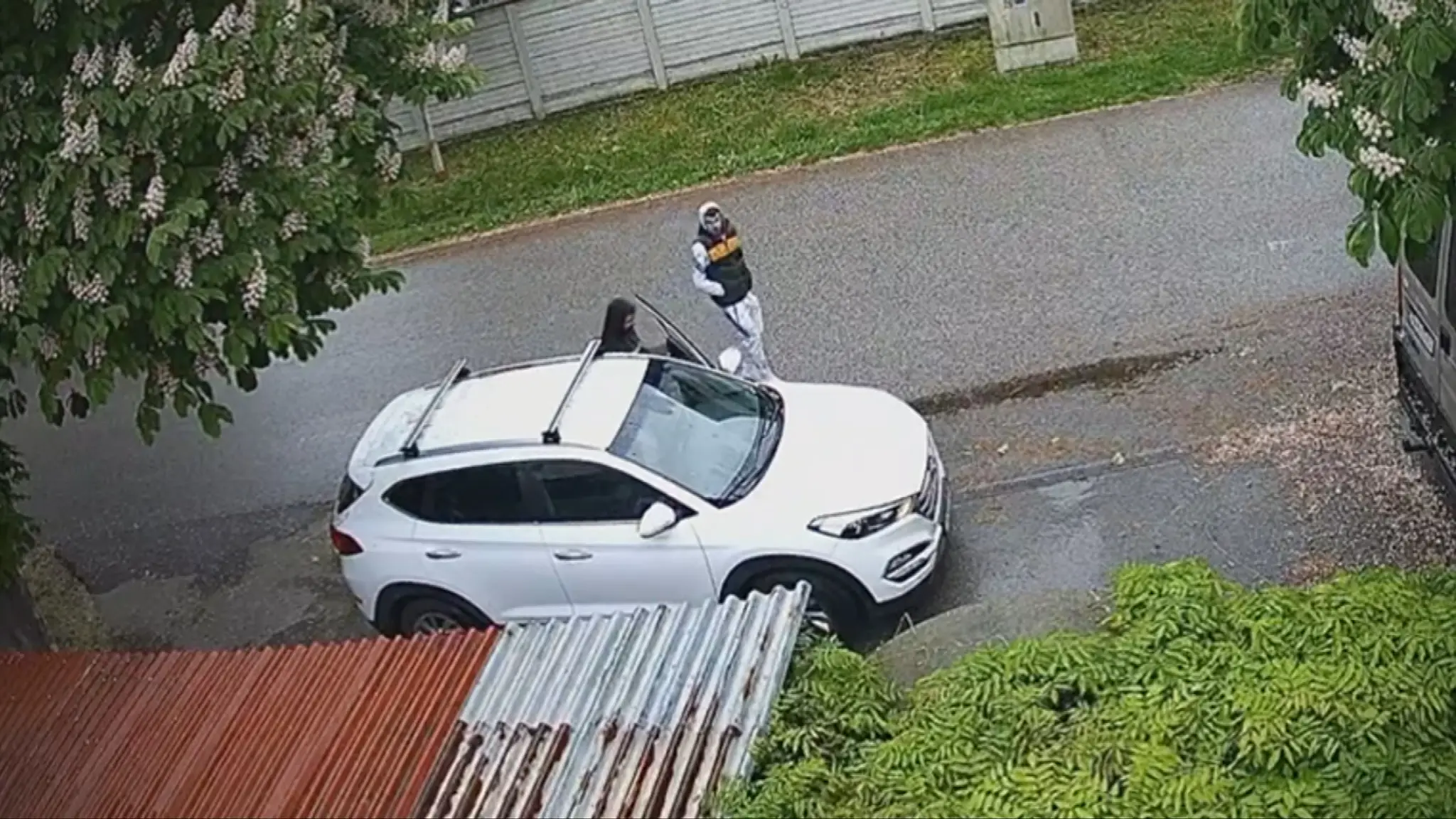 Zlodeji počas krádeže auta.