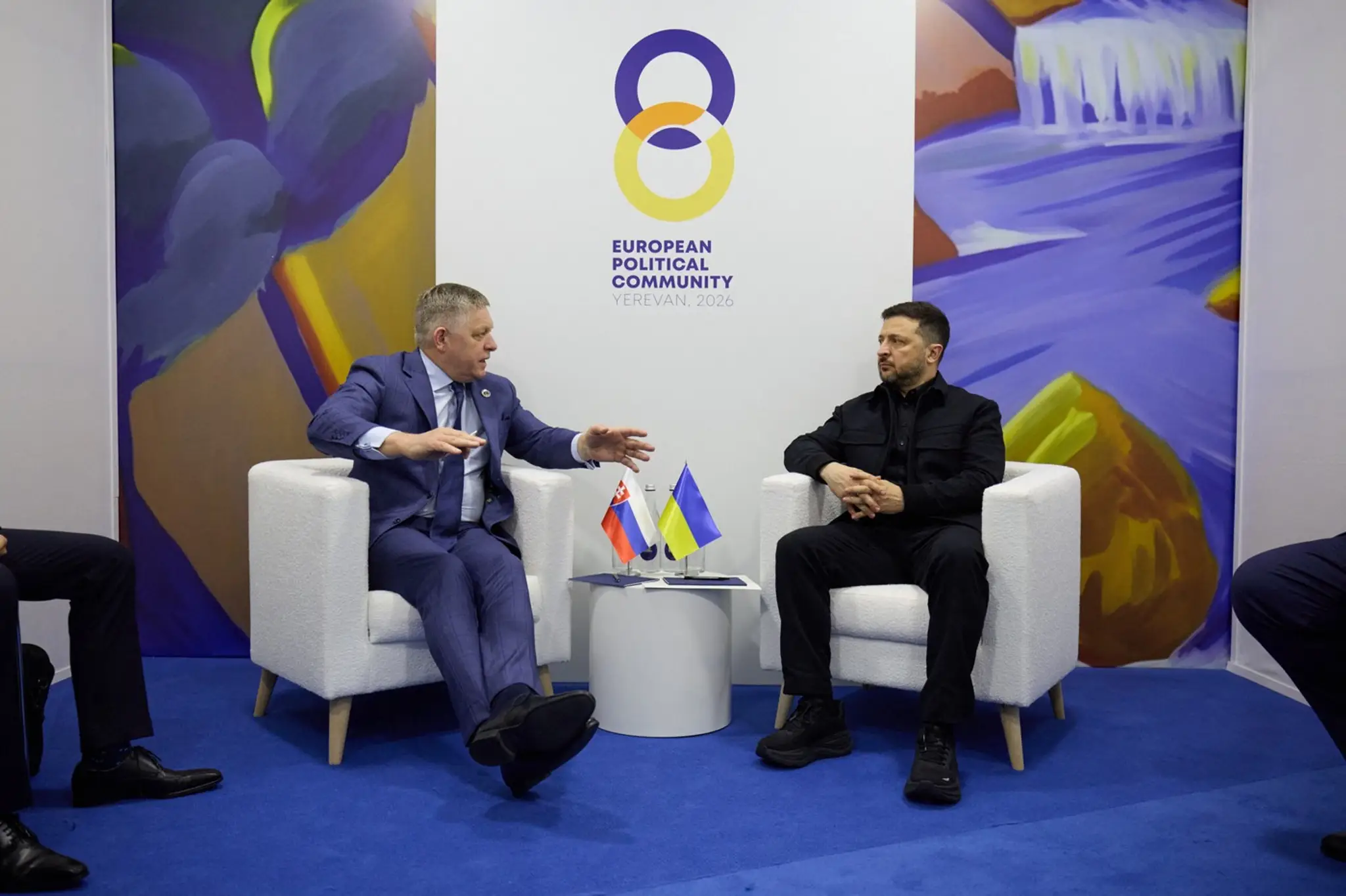 Premiér SR Robert FIco a ukrajinský prezident Volodymyr Zelenskyj počas stretnutia v Jerevane.