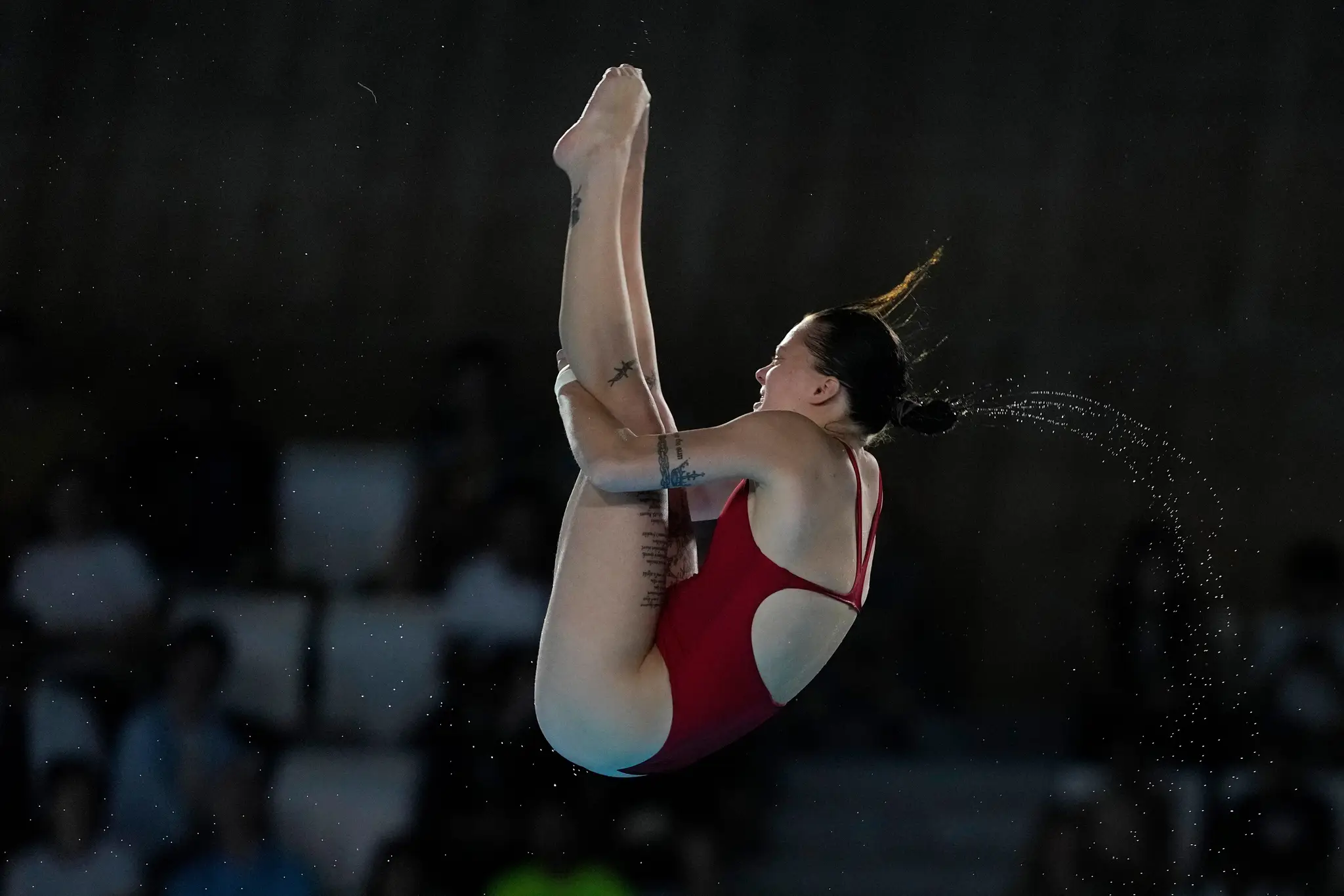 Na archívnej snímke z 5. augusta 2024 ukrajinská reprezentantka v skokoch do vody Sofija Lyskunová.