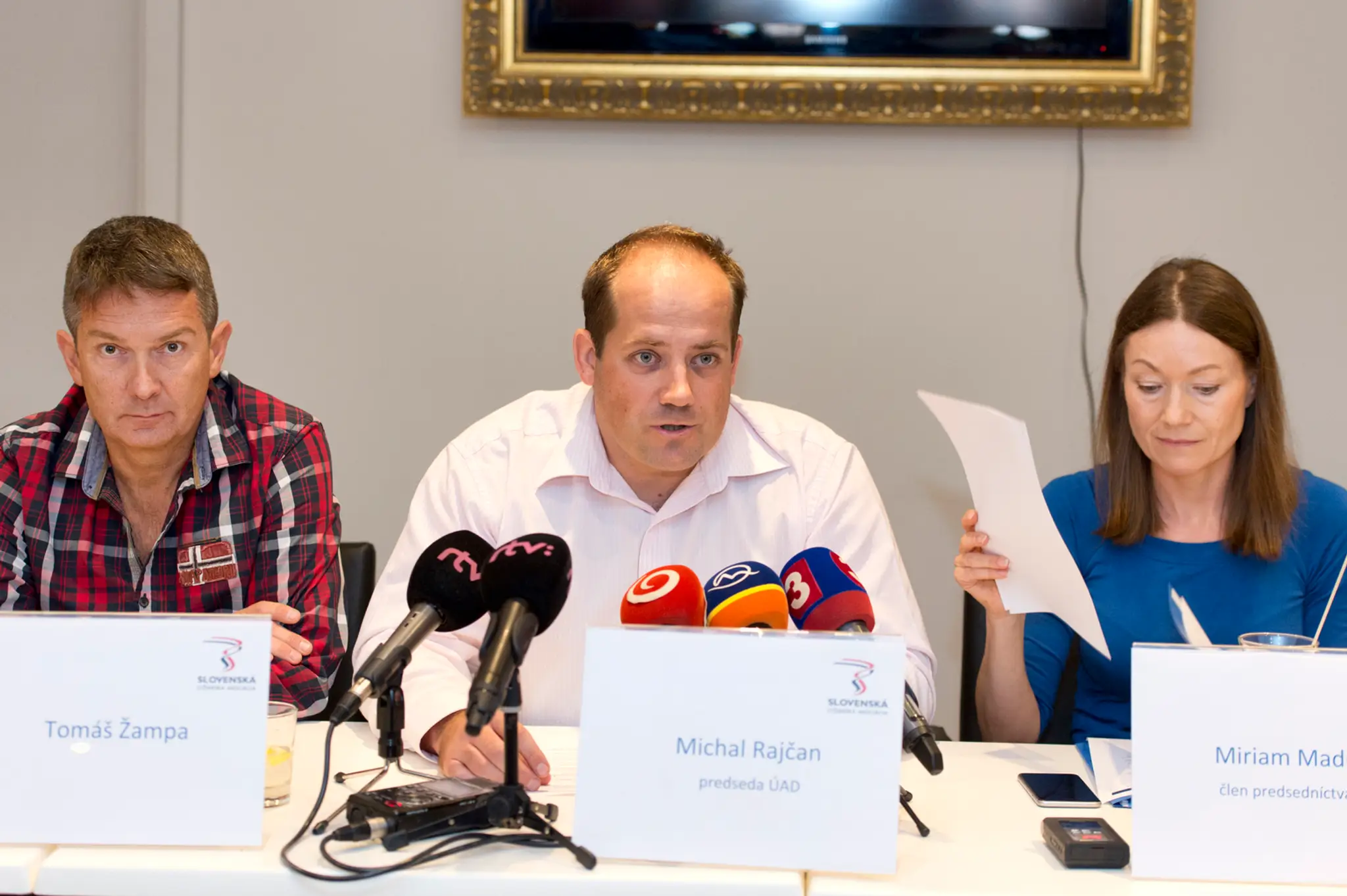 Na snímke sprava členka predsedníctva ÚAD Miriam Madrová, predseda ÚAD Michal Rajčan a otec slovenského zjazdára Adama Žampu Tom