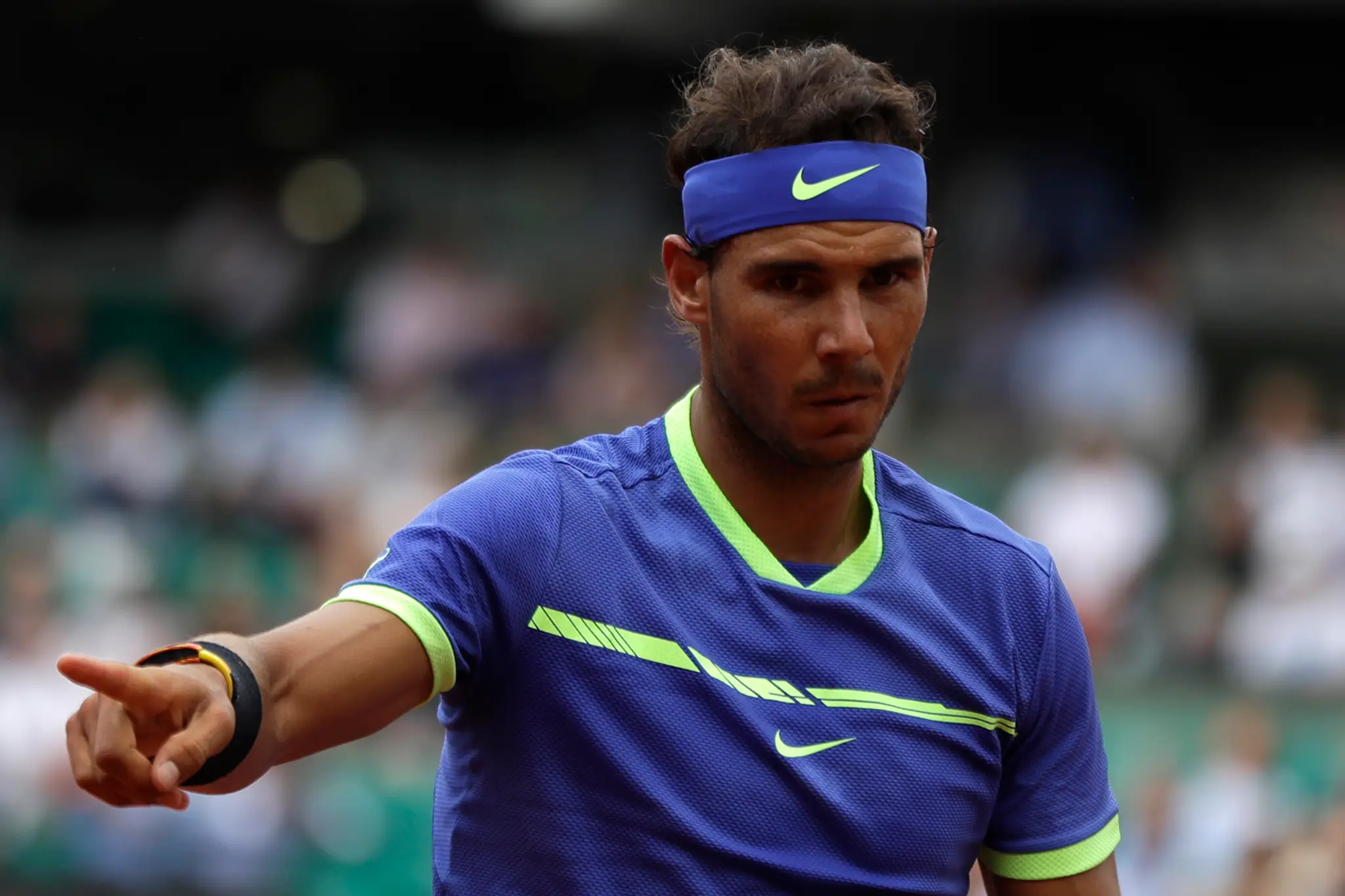 Španiel Rafael Nadal gestikuluje v zápase proti Gruzíncovi Nikolozovi Basilašvilimu.