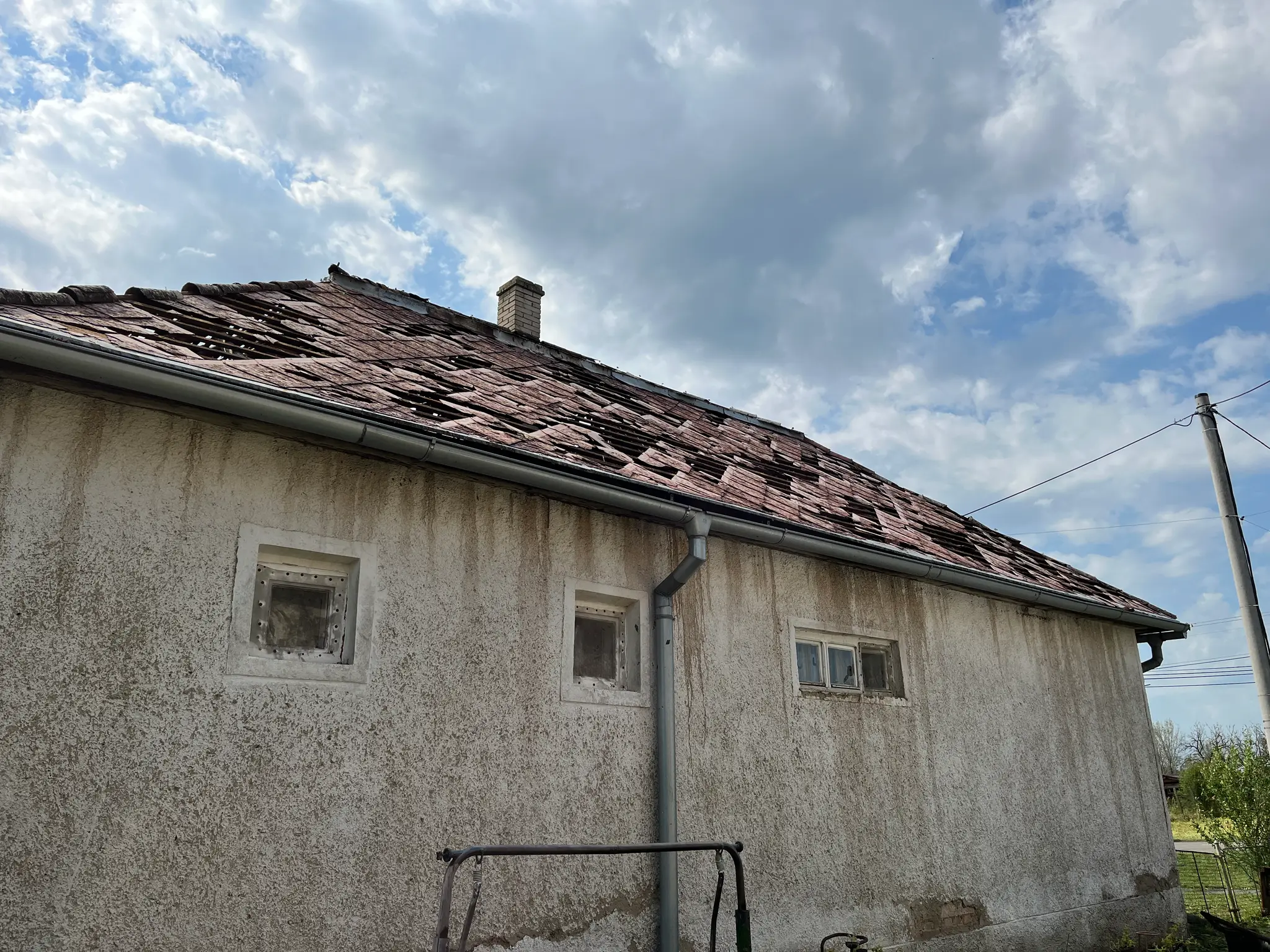 Zničené domy po búrke, Veľké Revištia (okr. Sobrance).