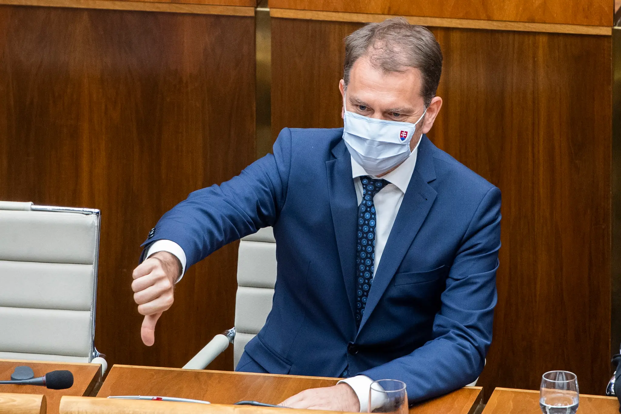 Na snímke podpredseda vlády a minister financií SR Igor Matovič (OĽaNO) počas hlasovania na 34. schôdzi NR SR o vyslovení jeho nedôvery v Bratislave 30. júna 2021. Minister financií Igor Matovič (OĽANO) zostáva vo funkcii.