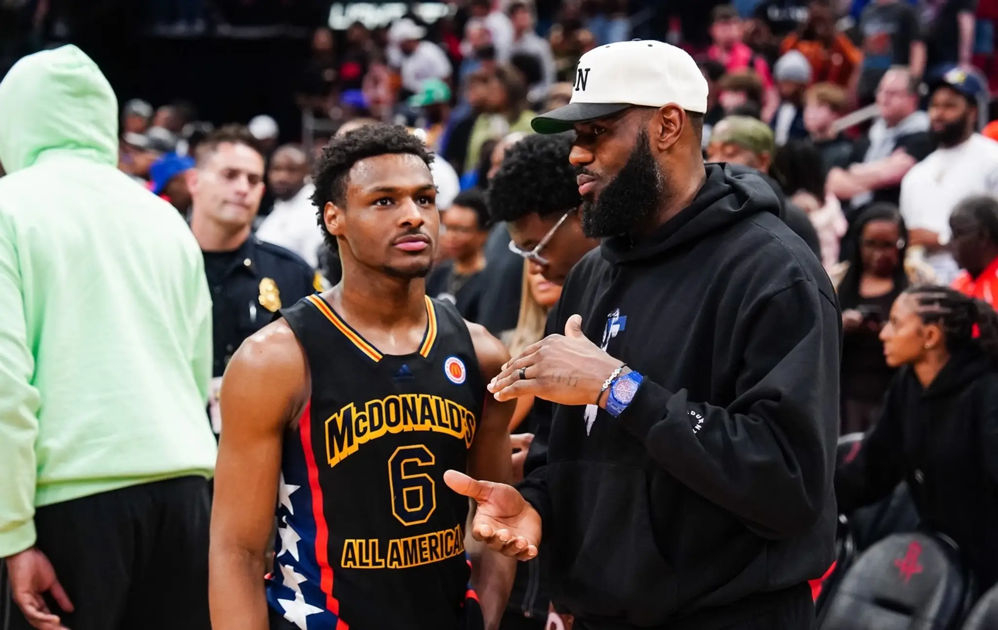 Bronny James s otcom LeBronom.