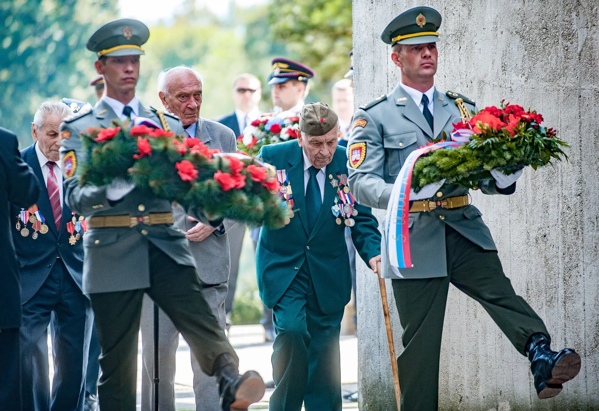 Veteráni 2. svetovej vojny počas pietneho aktu.