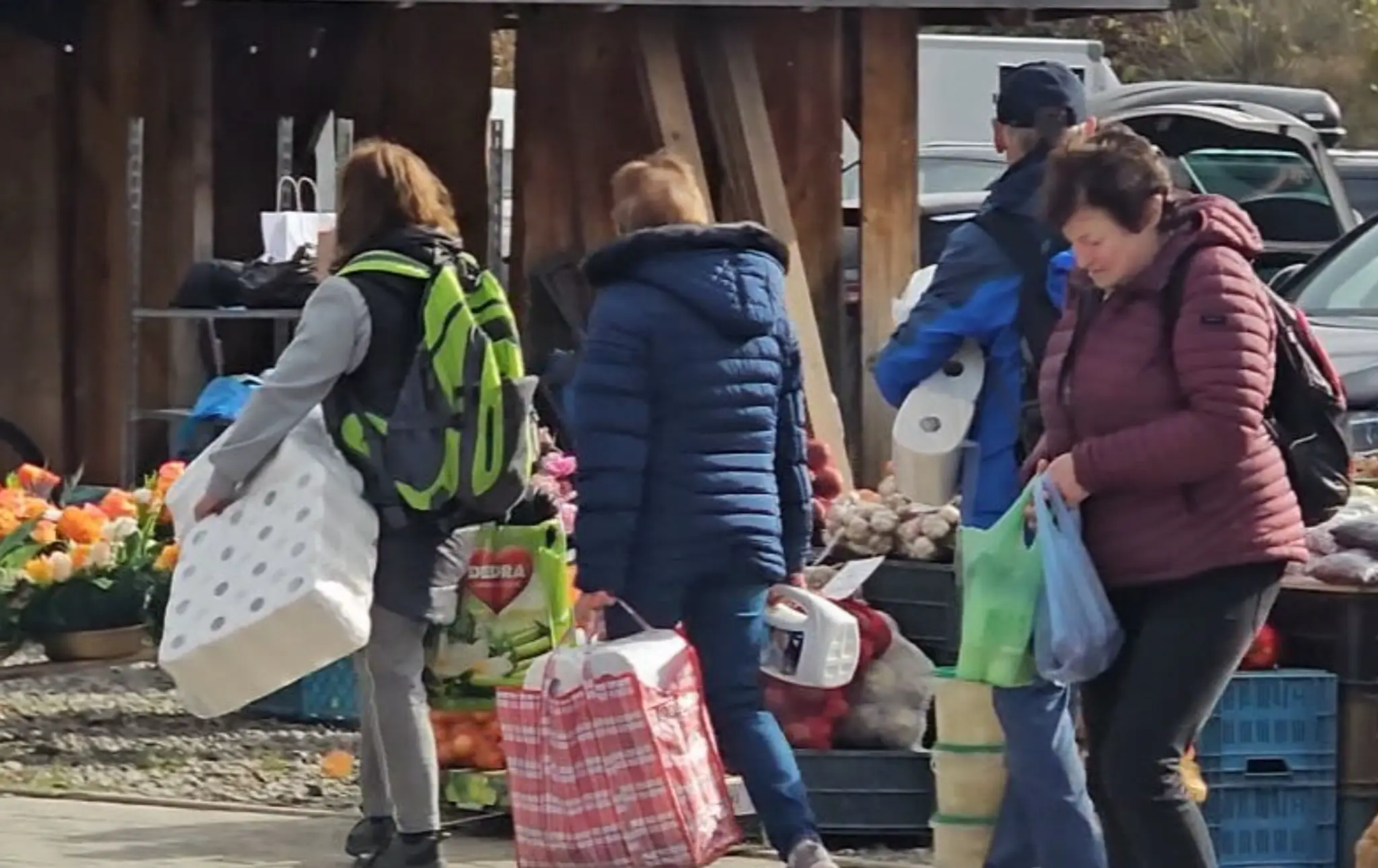 Slováci plné tašky z nákupov
