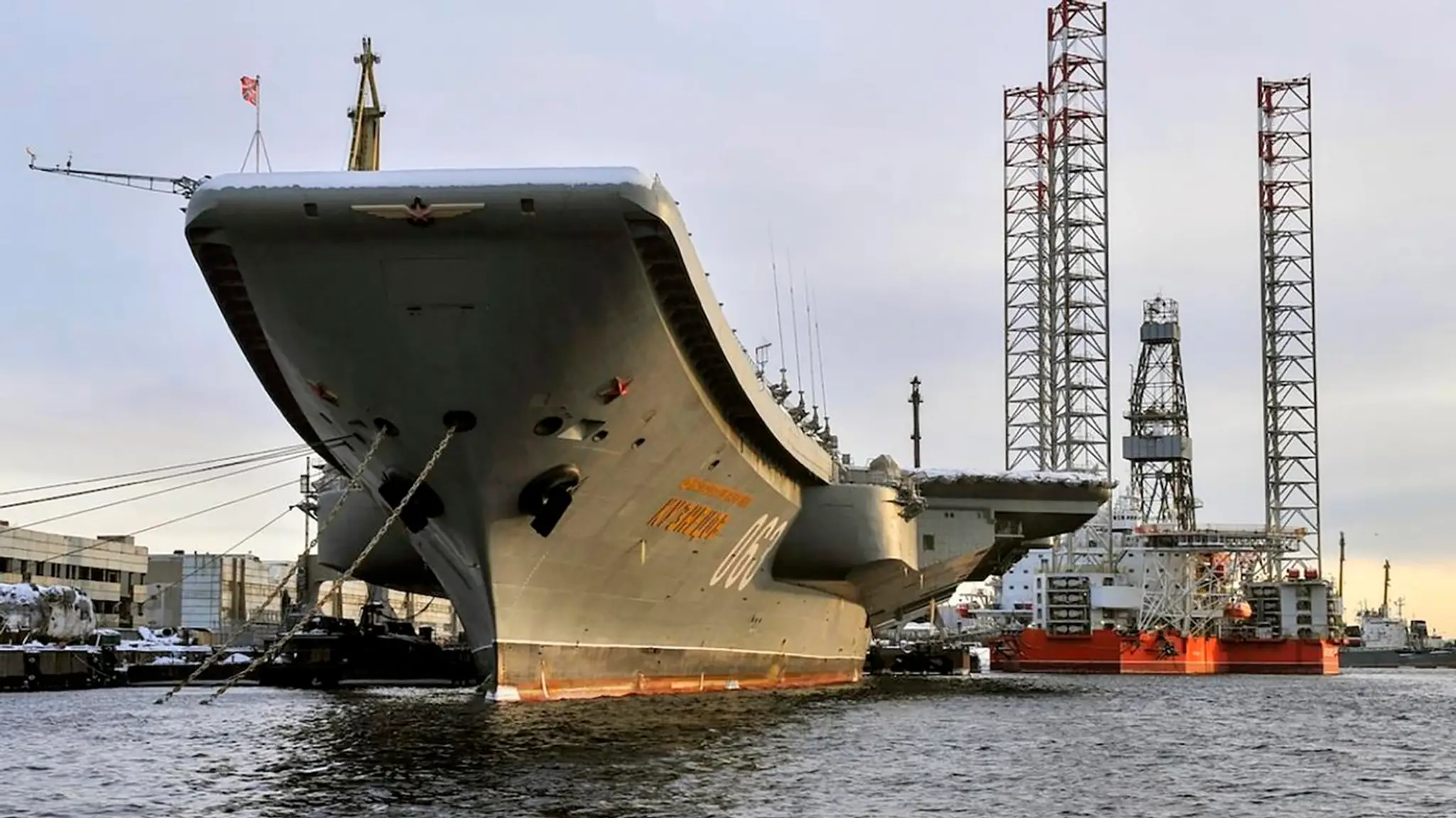Ruská lietadlová loď Admiral Kuznecov v doku v Murmansku na archívnej snímke z roku 2022.